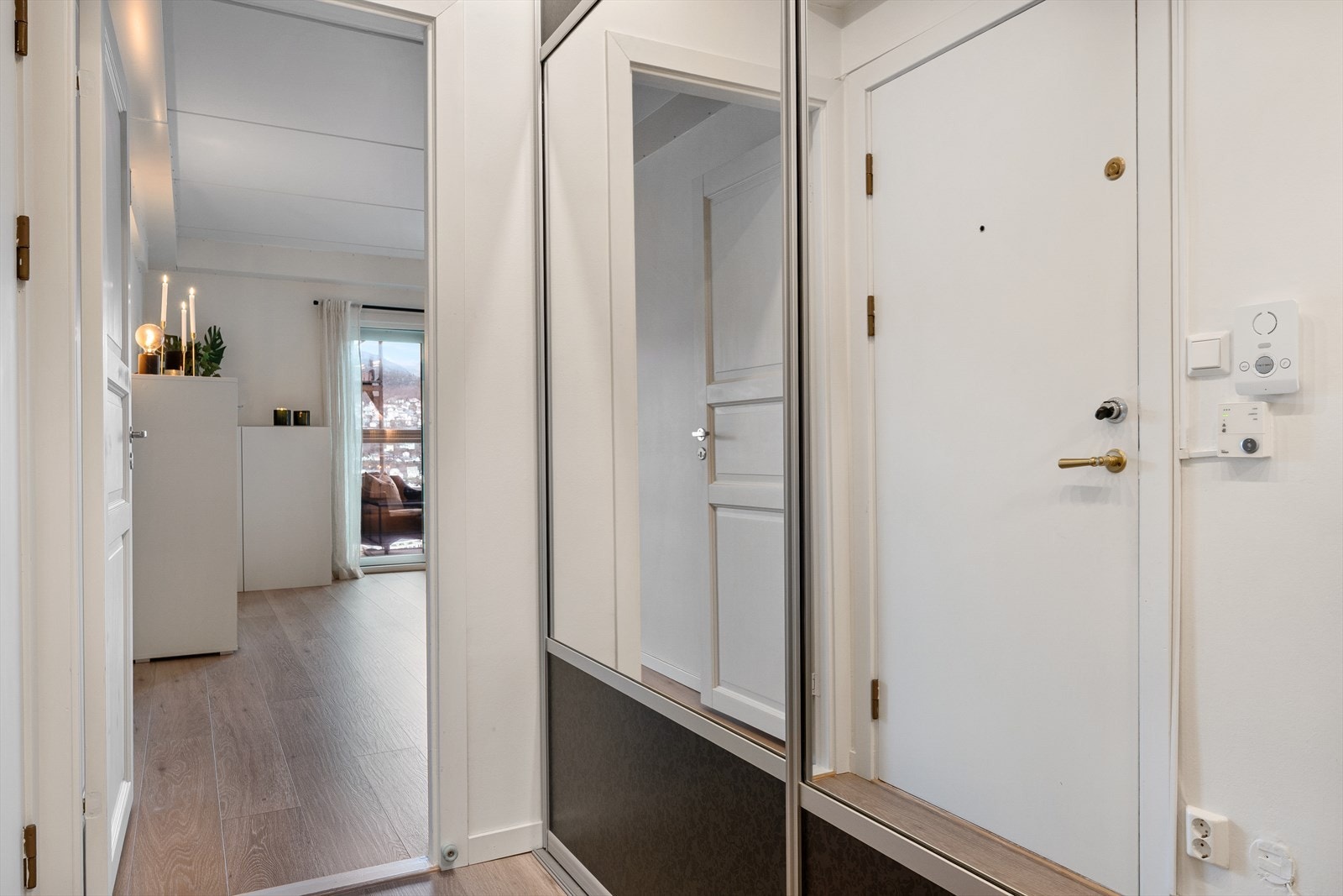 - Innbydende entré med god plass til oppbevaring i skyvedørsgarderobe - Galleribilde