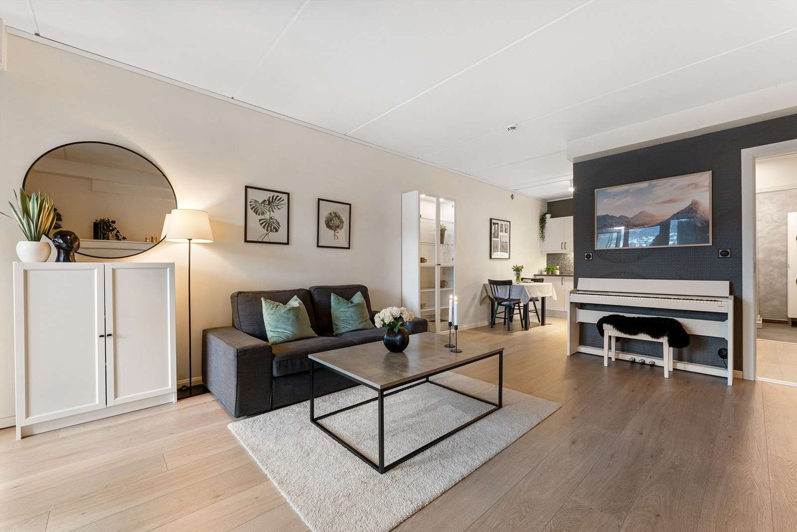 - Romslig stue/kjøkken på totalt 28,1 m² - Galleribilde