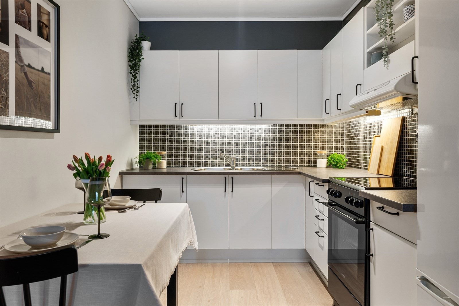 - Fint og velholdt kjøkken med slette fronter og laminat benkeplate - Galleribilde