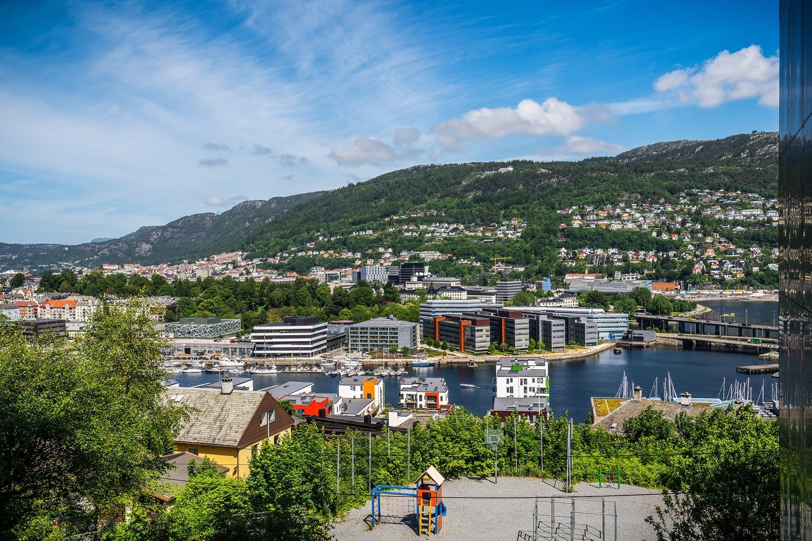 - Fra leiligheten er det bare 100 meter til busstopp - Galleribilde