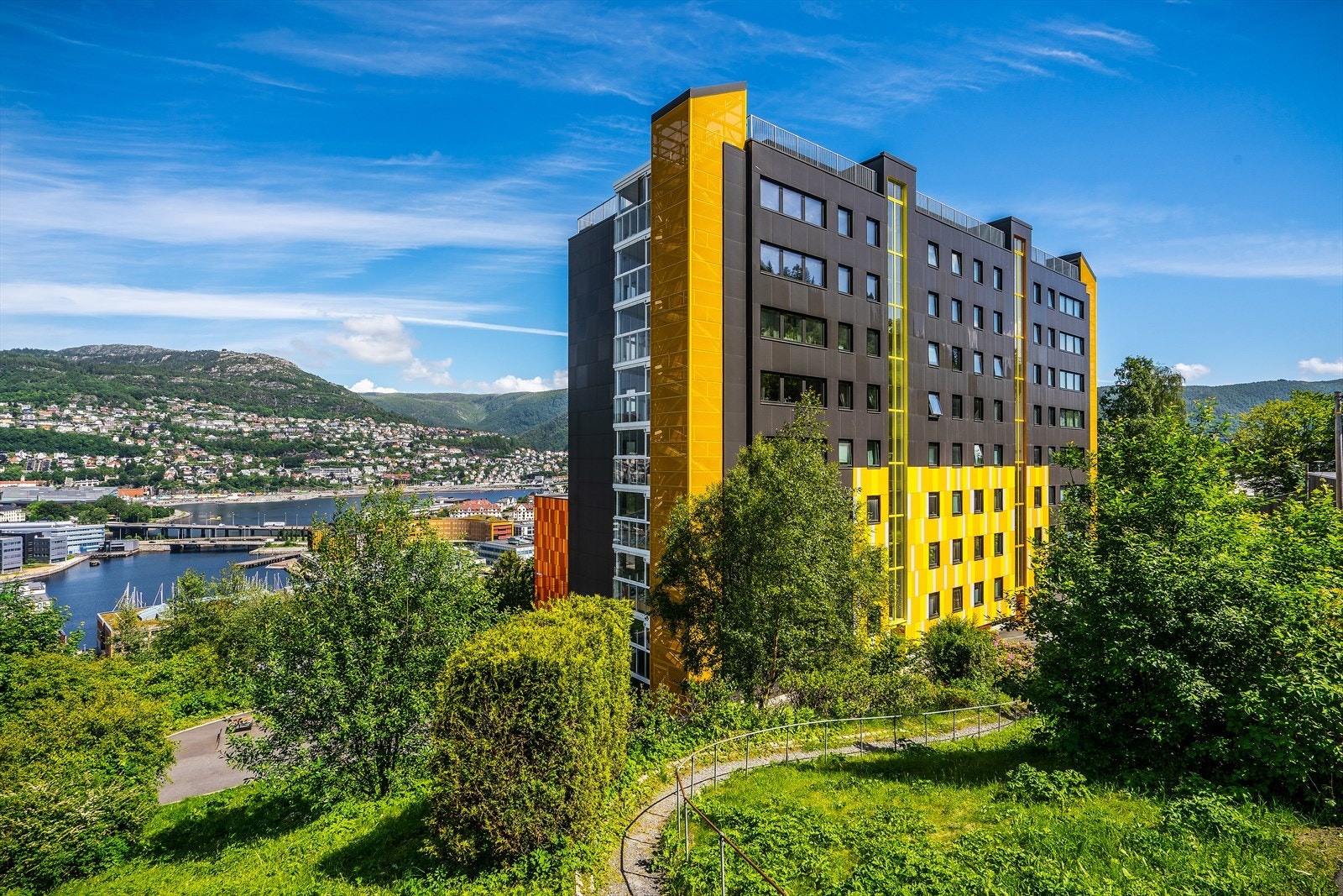 - Leiligheten har en naturskjønn beliggenhet samtidig som det er kort vei til sentrumskjernen - Galleribilde