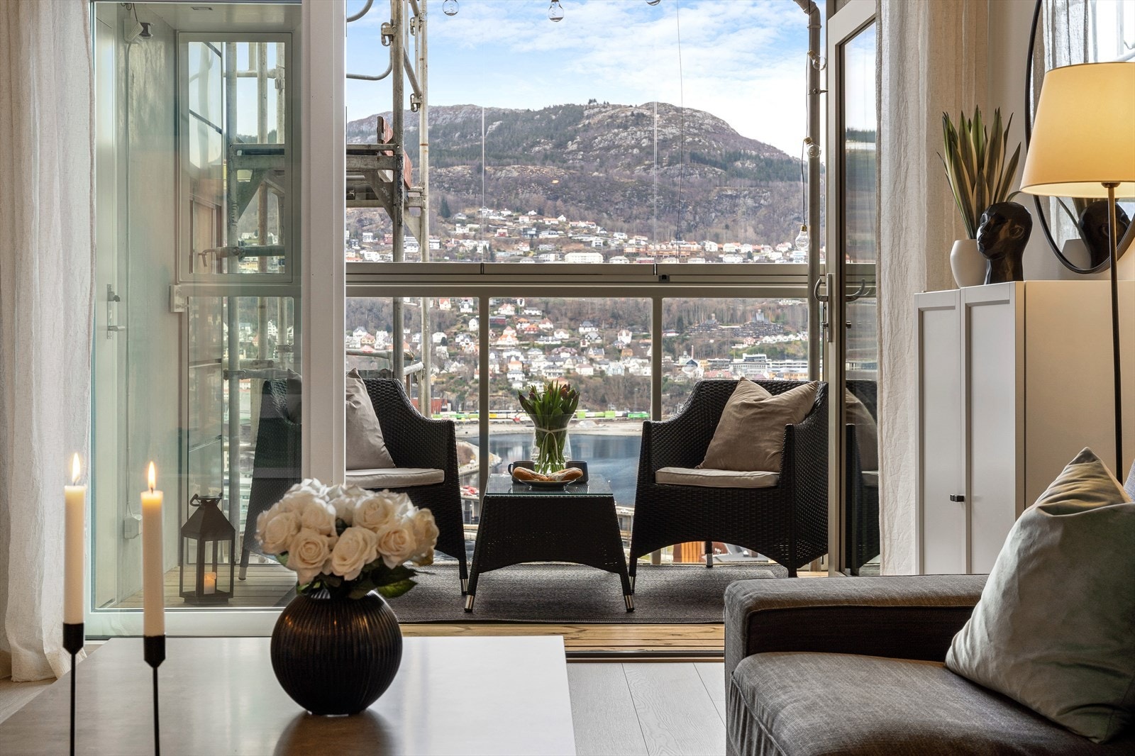 - Ikke minst byr leiligheten på en koselig innglasset altan på 5,5 m² - Galleribilde