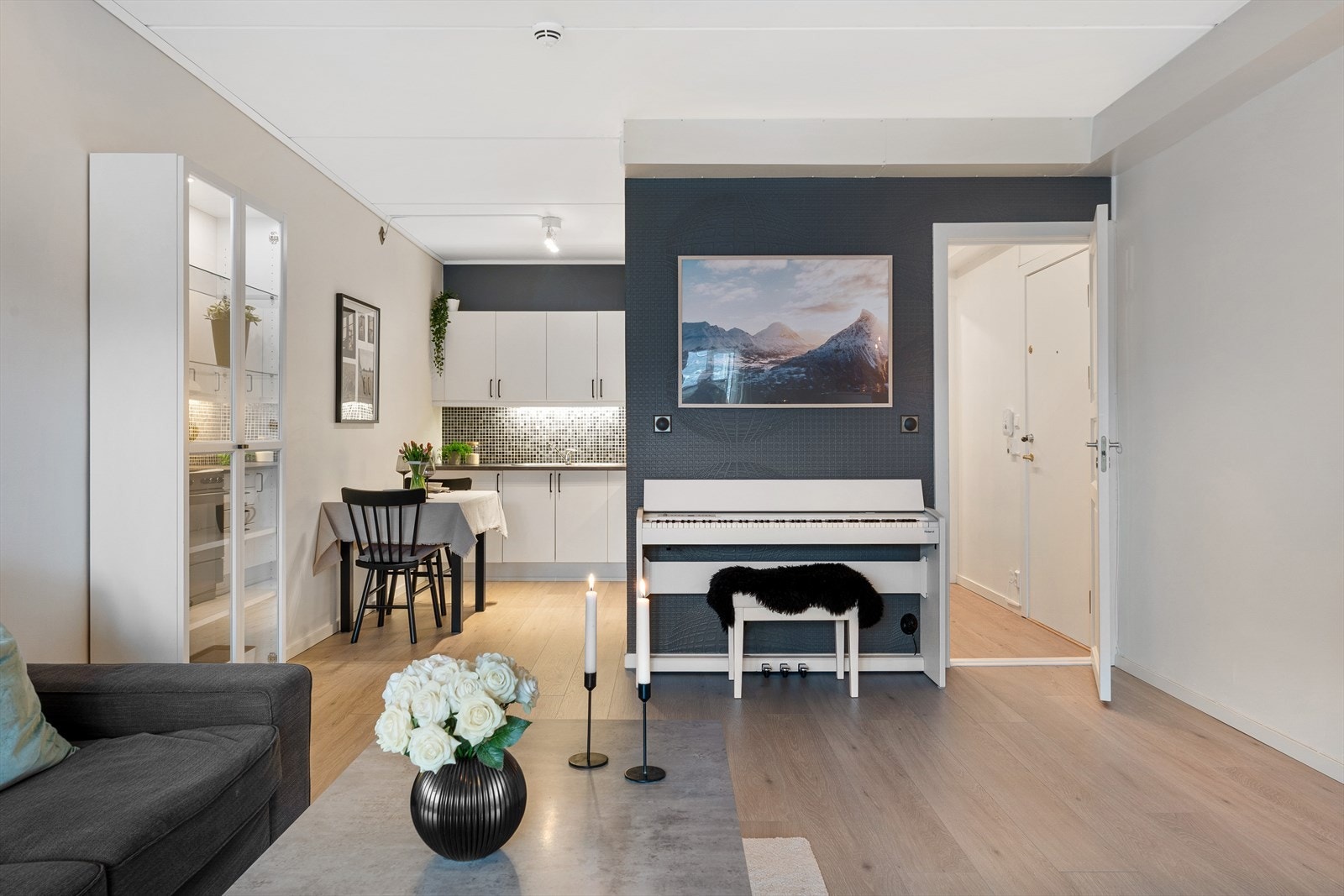 - Stuen måler 21,3 m² og har en praktisk utforming som er enkel å møblere - Galleribilde