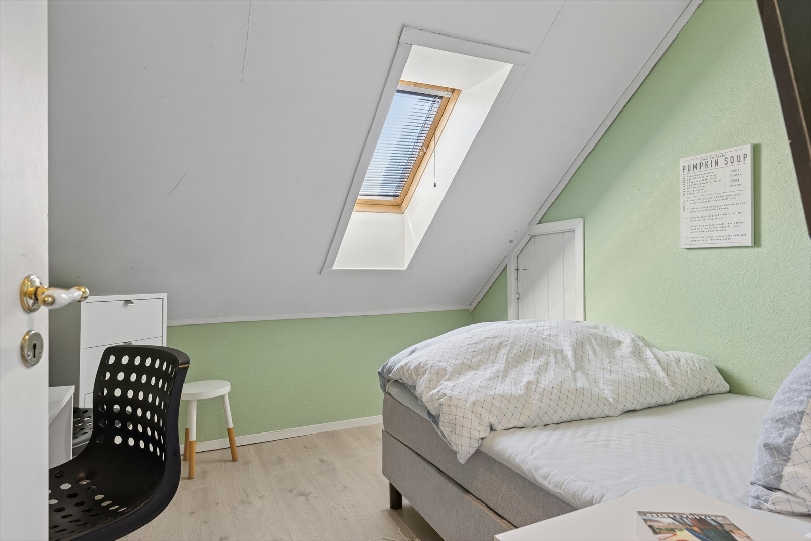 Innredet og brukt som soverom, originalt bod. Galleribilde