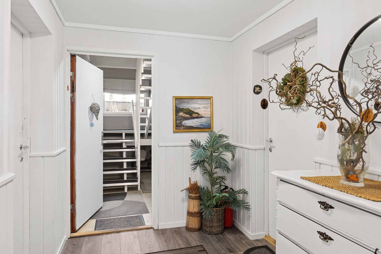 Mellomgang til hver bolig 1. etasje. Privat gang rett frem. Galleribilde