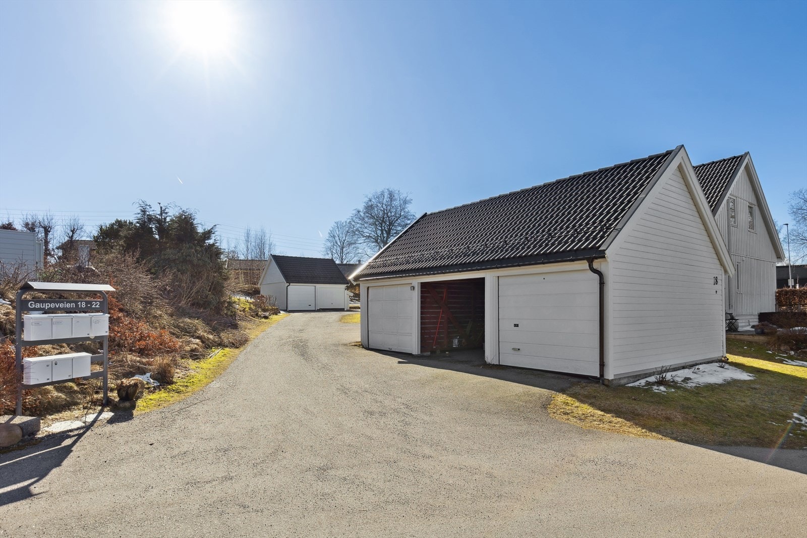 Boligen bruker carporten i midten. Galleribilde