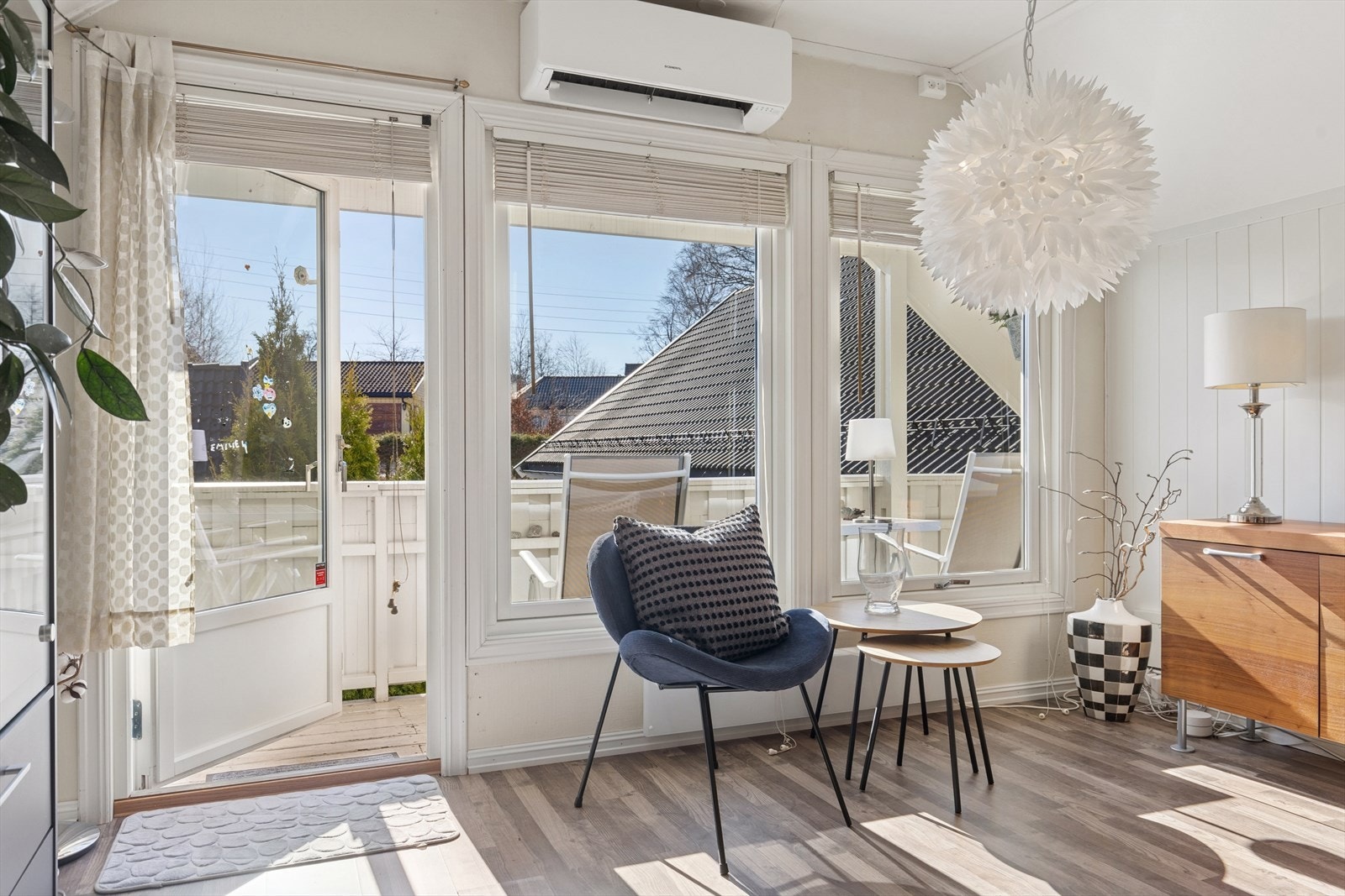 Utgang til sydvendt balkong fra stuen. Galleribilde