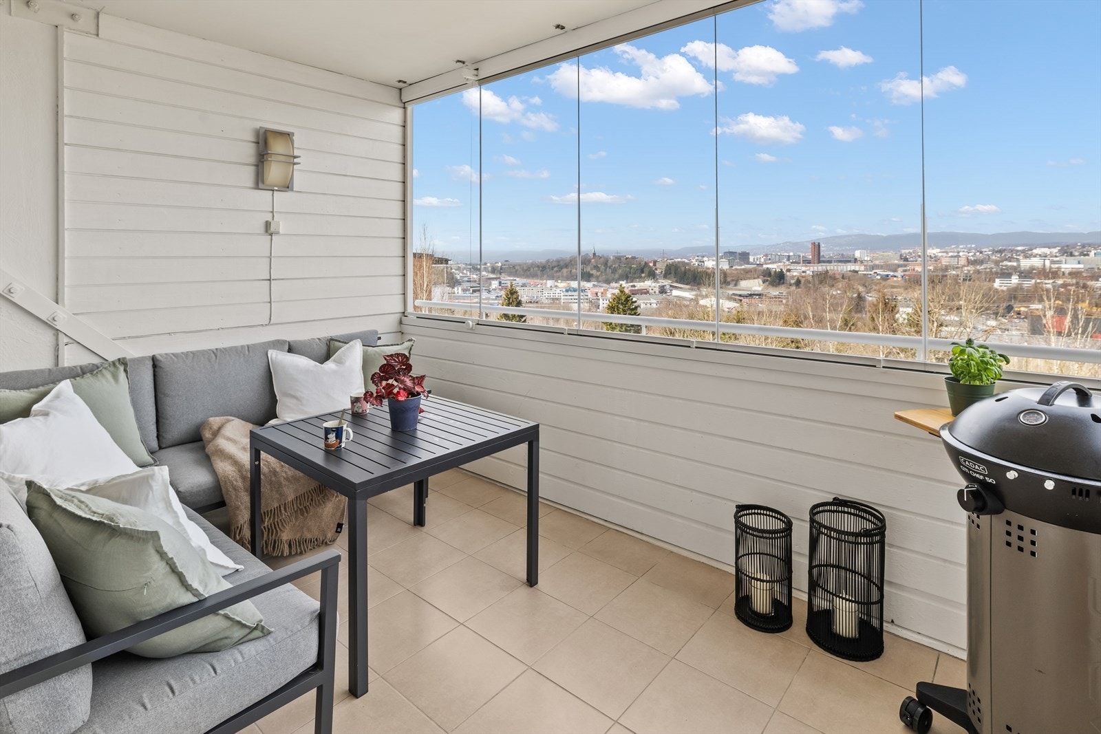 På balkongen er det fin plass til sittegruppe, grill m.m. Galleribilde