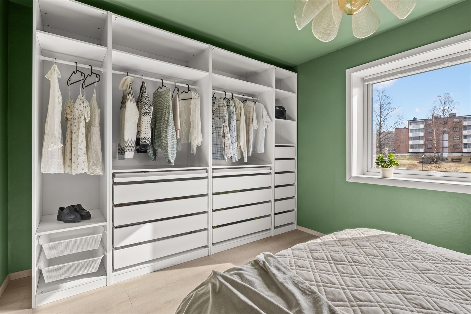Stor og praktisk PAX-garderobe som ble satt inn i 2022. Galleribilde