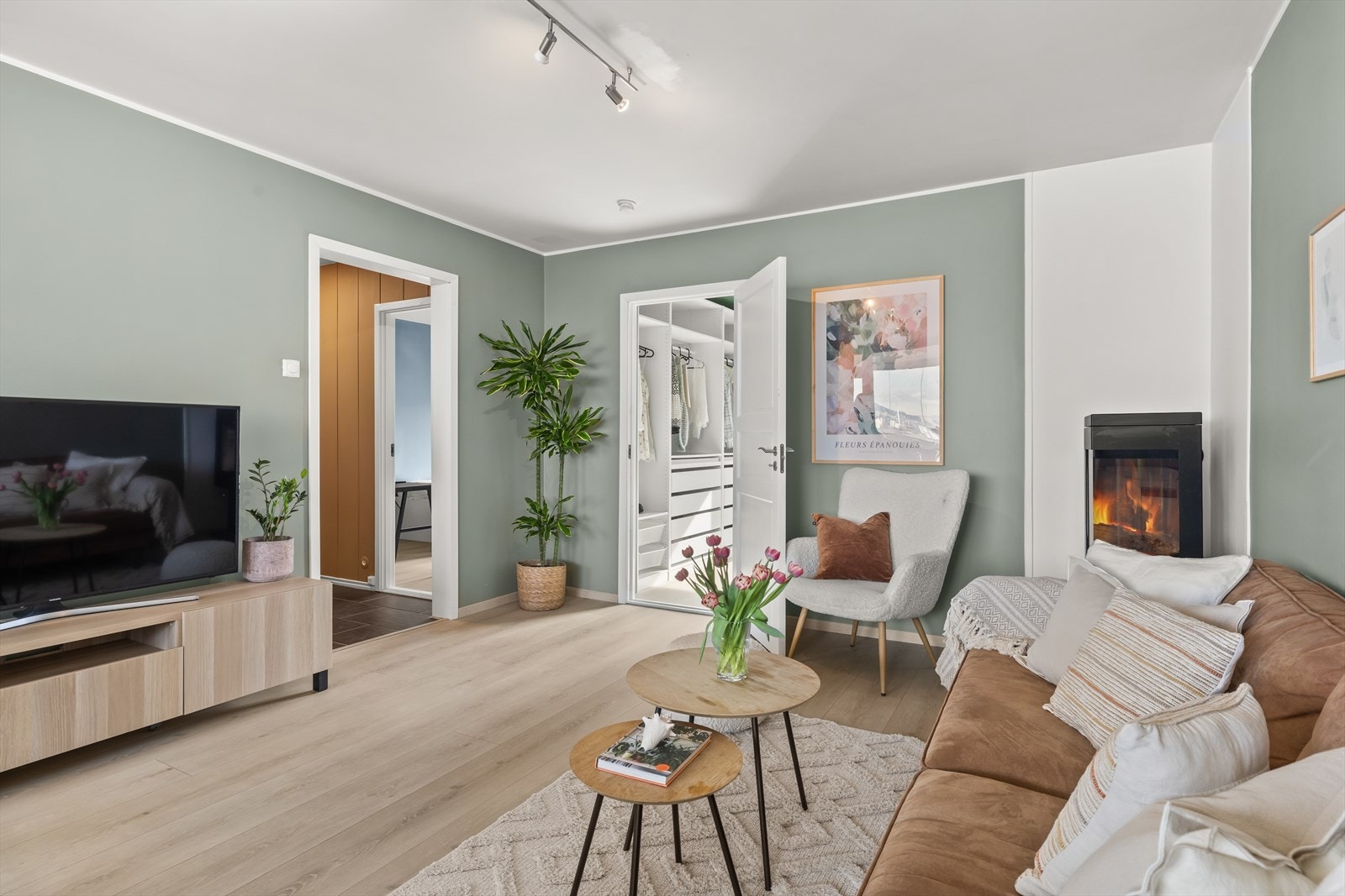 Fra stuen tar man seg inn i leilighetens hovedsoverom. Galleribilde