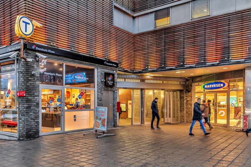 T-banen ligger en kort spasertur fra boligen. T-banen tar ca. 14 minutter til Oslo sentrum. Galleribilde