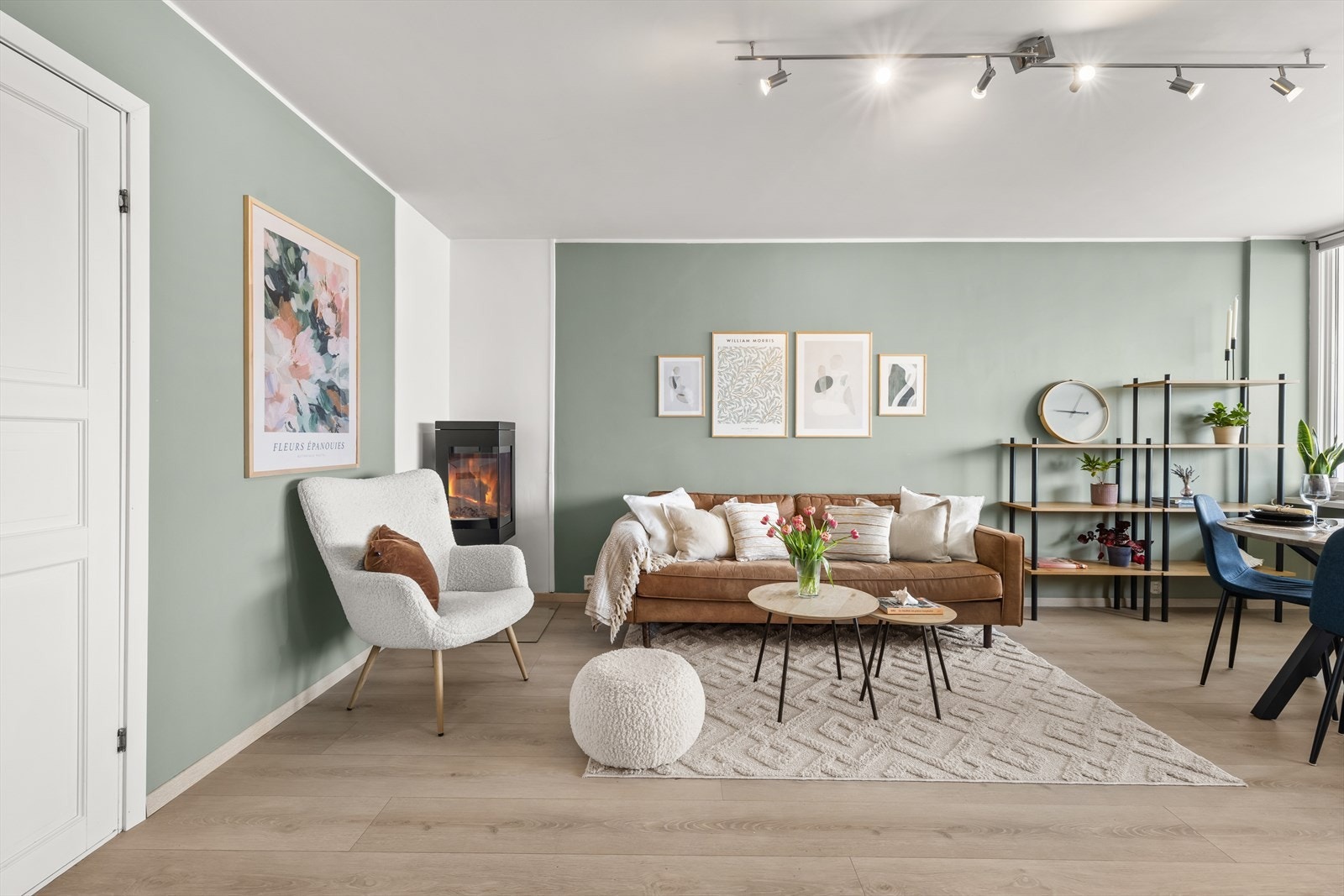 Meget lys og innbydende stue med god plass til flere sittegrupper. Galleribilde