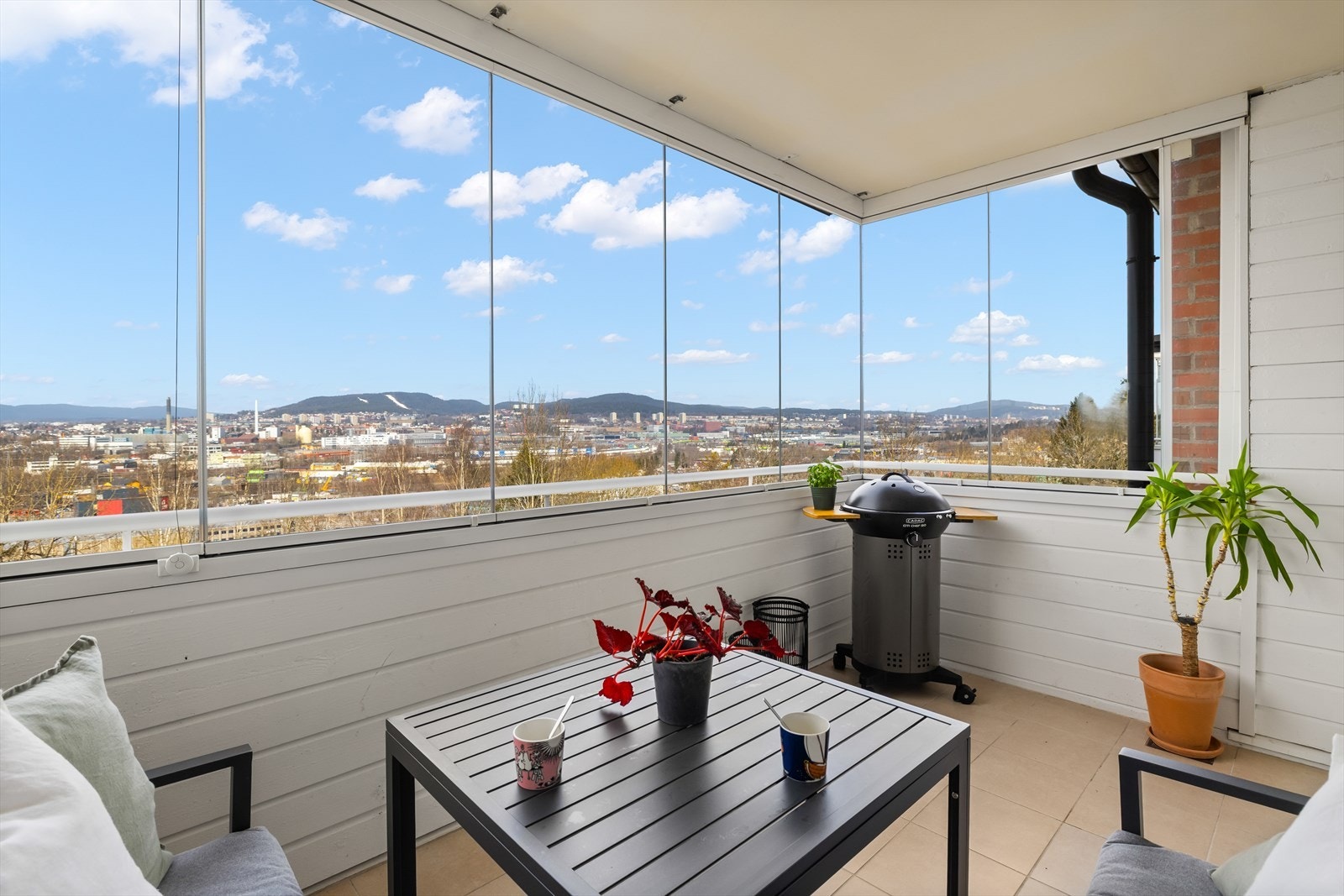 Her får kjøper gleden av en solrik nordvestvendt innglasset balkong med optimale solforhold. Galleribilde