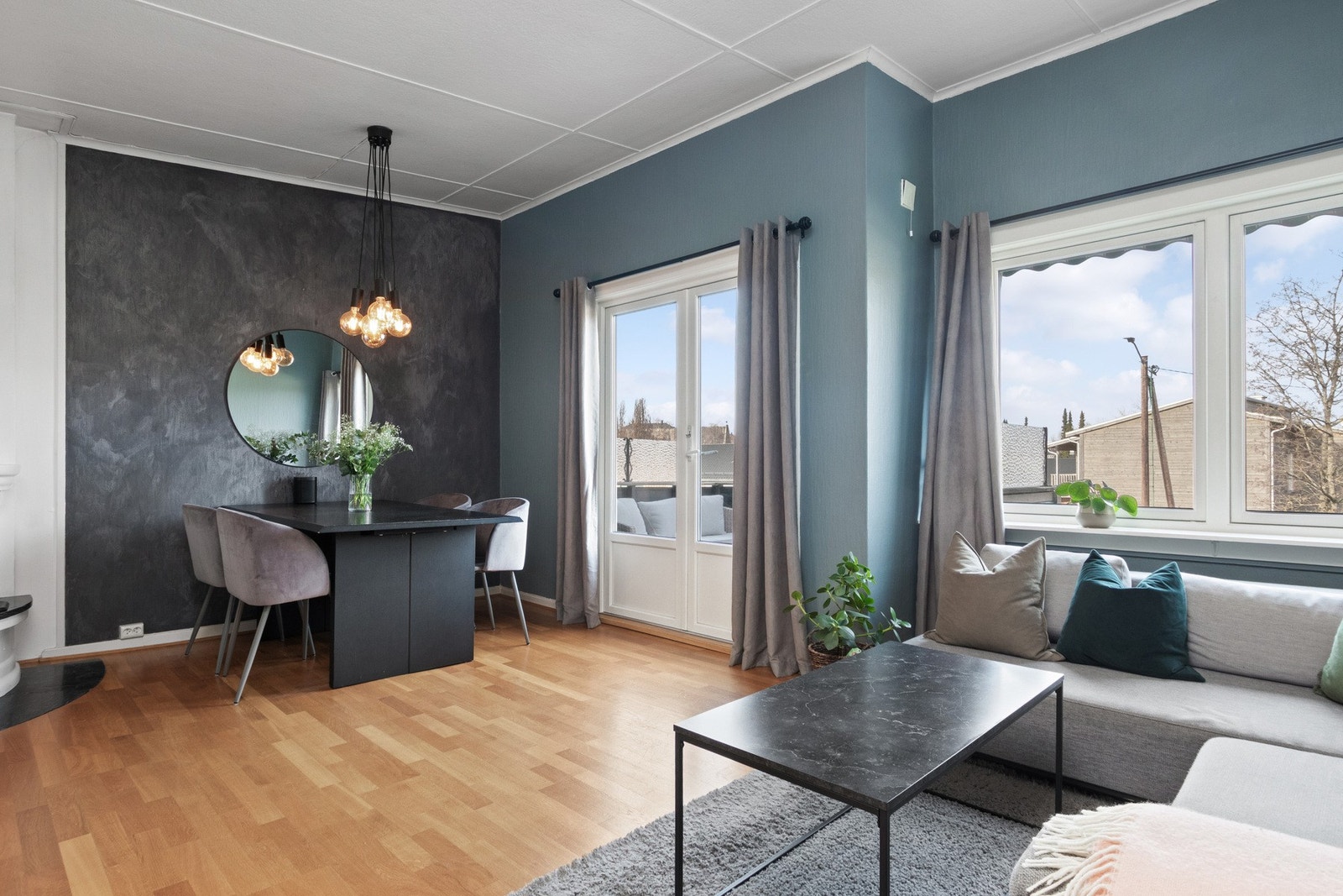 Stuen er lys og luftig med ekstra takhøyde, samt dagslys fra to vestvendte vinduer og en tofløyet dør ut til balkongen. Galleribilde