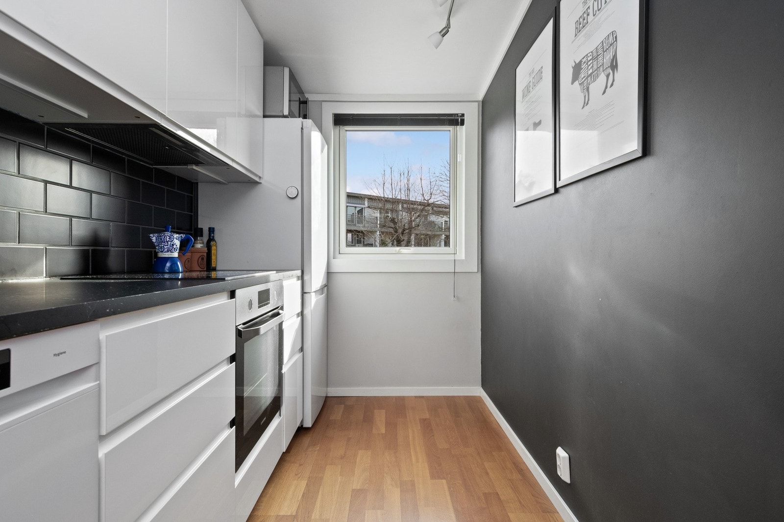 Kjøkkenet er utstyrt med integrert stekeovn, induksjonstopp, ventilator, samt opplegg for oppvaskmaskin og nisje til kjøleskap. Galleribilde