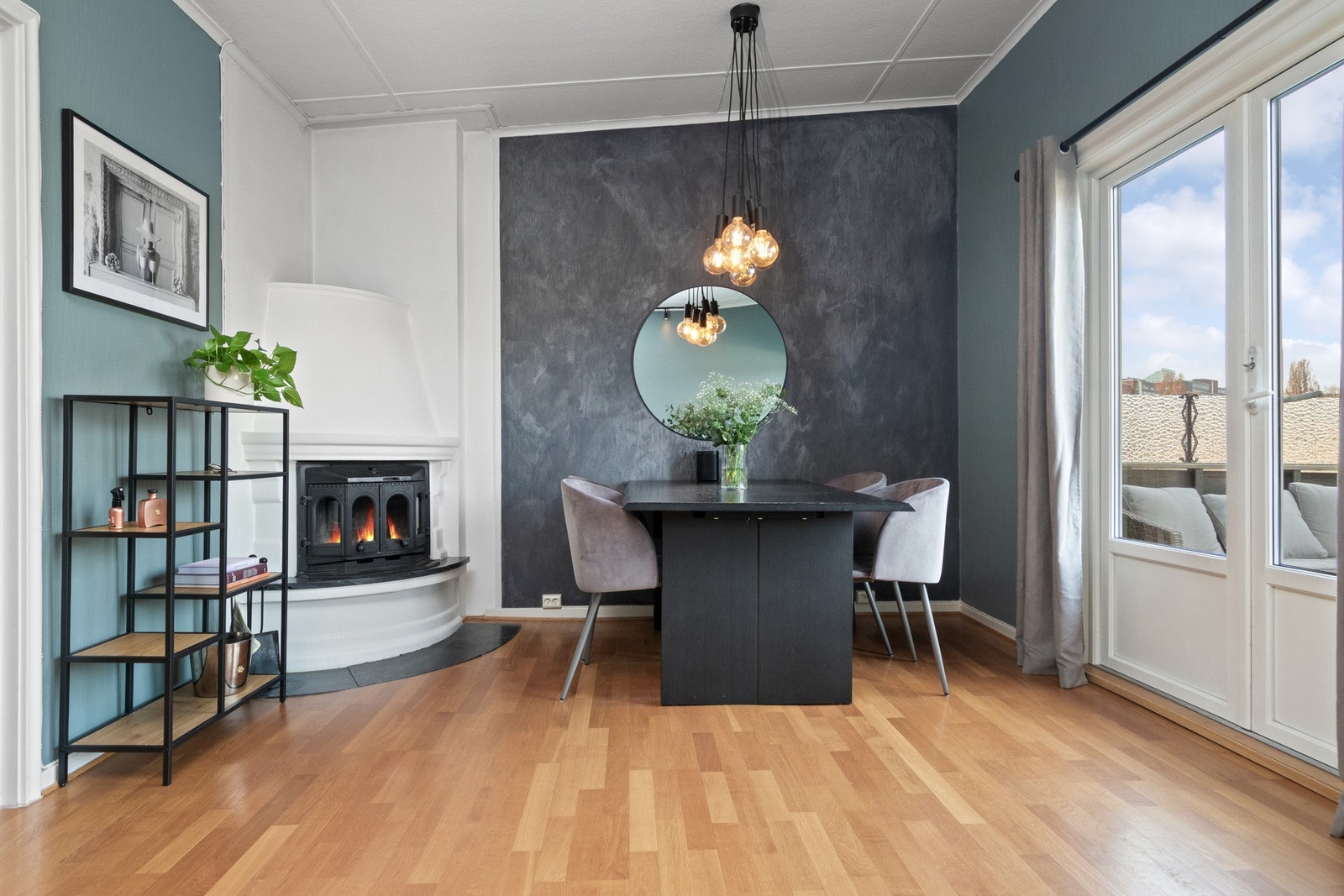 Velkommen inn i en pen leilighet med gjennomgående planløsning, velholdt standard og lyse, romslige oppholdsrom. Galleribilde