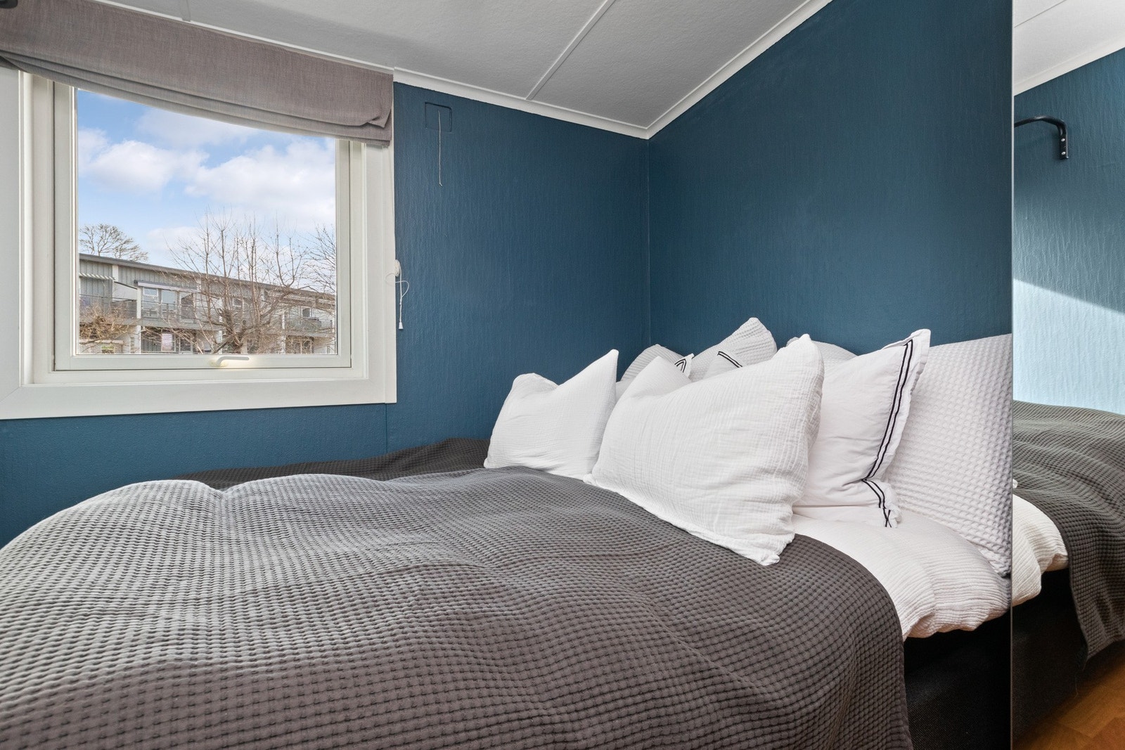 Soverommet ligger østvendt og har en fin størrelse som gir god plass til dobbeltseng. Galleribilde