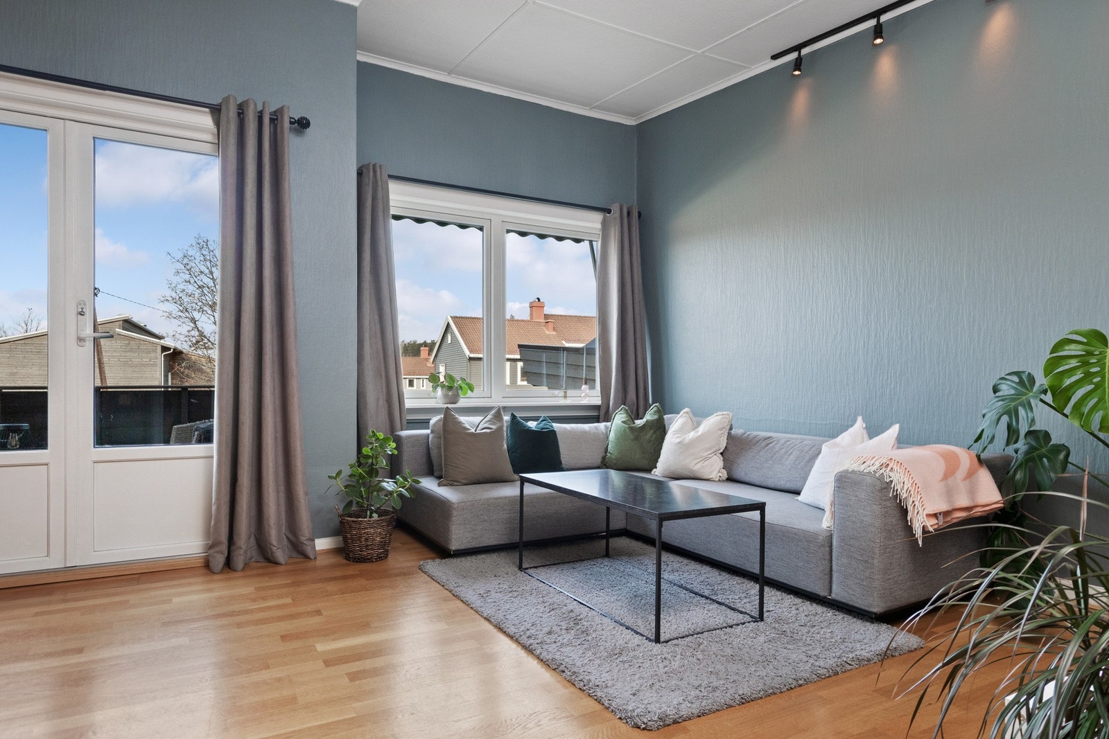 Det er god plass til både tv-lounge og et stort spisebord. Galleribilde