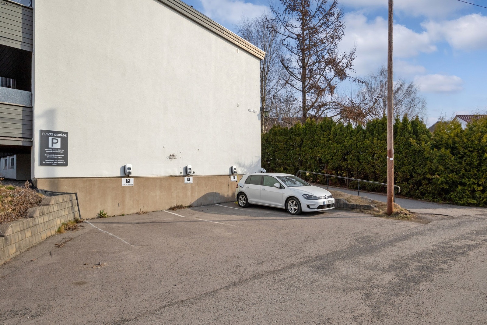 Det er felles parkeringsplasser i borettslaget og noen plasser med elbillader. Øvrig parkering etter områdets gjeldende bestemmelser. Galleribilde