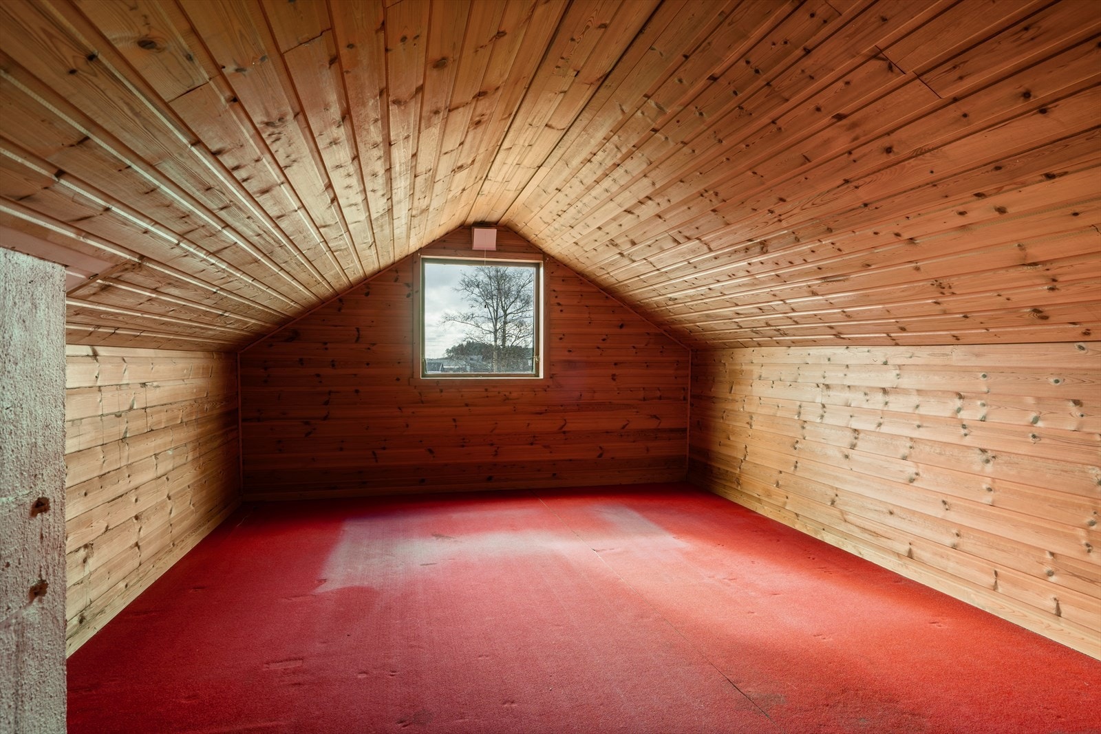 I loftsetasjen finner man to soverom og gang - rommene i denne etasjen er ikke godkjent som oppholdsrom Galleribilde