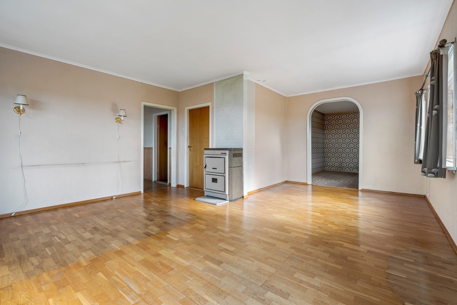 Det er også en kombinert ved/parafinovn i stuen Galleribilde