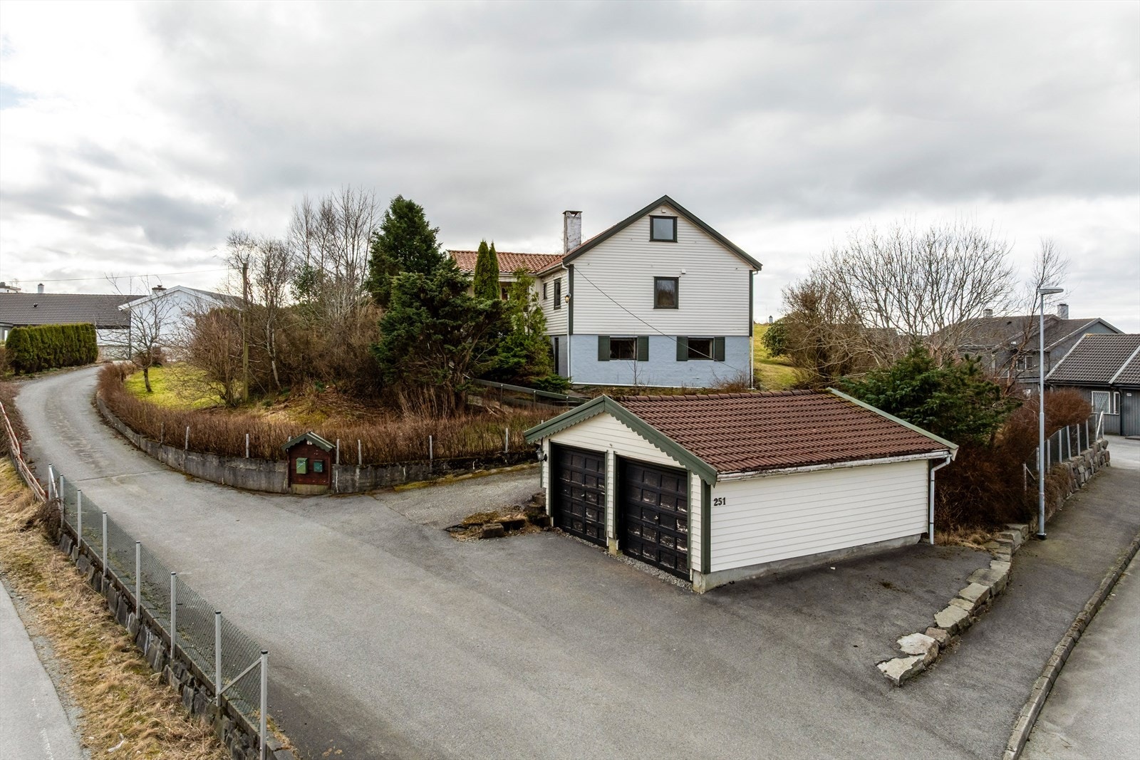 Ørpetveitvegen 251 er en innholdsrik enebolig med tilhørende dobbel garasje Galleribilde