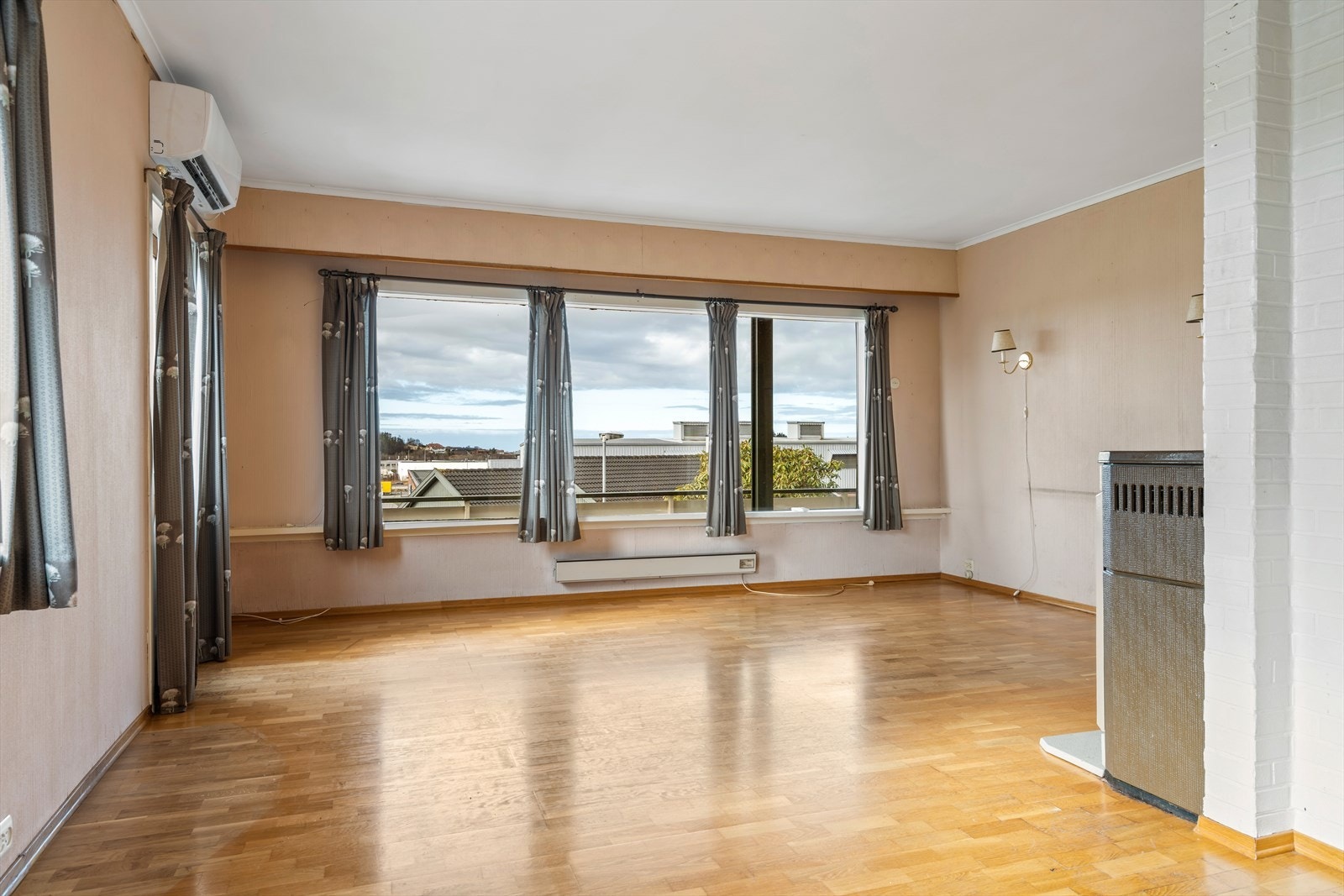 Boligen holder hovedsakelig standard fra byggeår, og det må påregnes betydelig oppussing/renovering for å nå dagens krav til standard/materialvalg Galleribilde