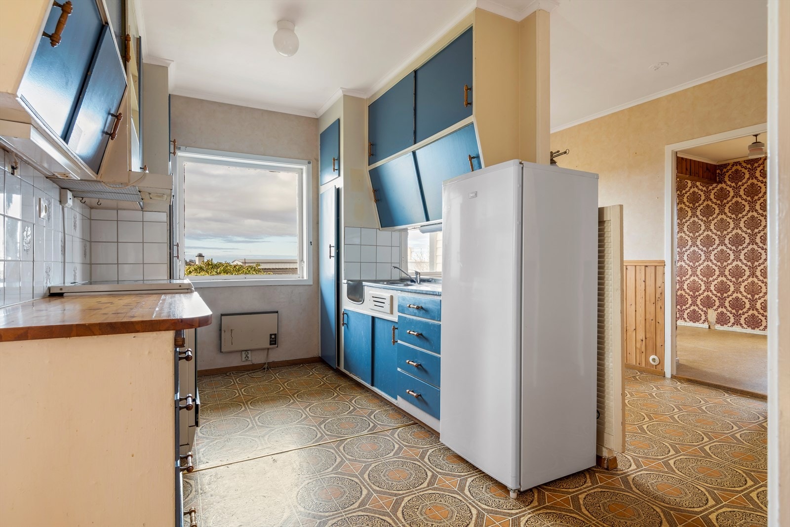 Eldre kjøkken med frittstående hvitevarer som medfølger i handelen Galleribilde