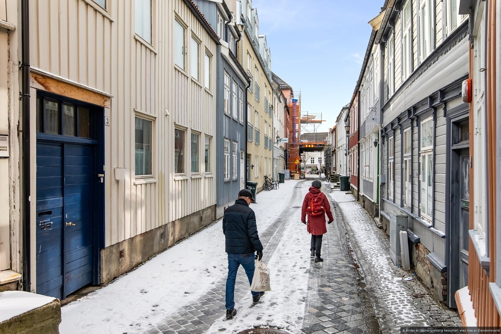Leiligheten ligger i en hyggelig gate i sentrum med lite gjennomgang Galleribilde