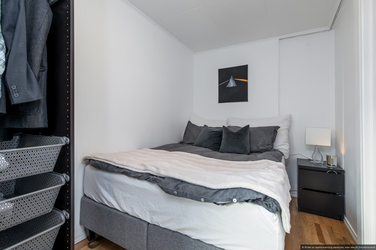 Soverommet med dobbeltseng og plass til oppbevaring av klær Galleribilde