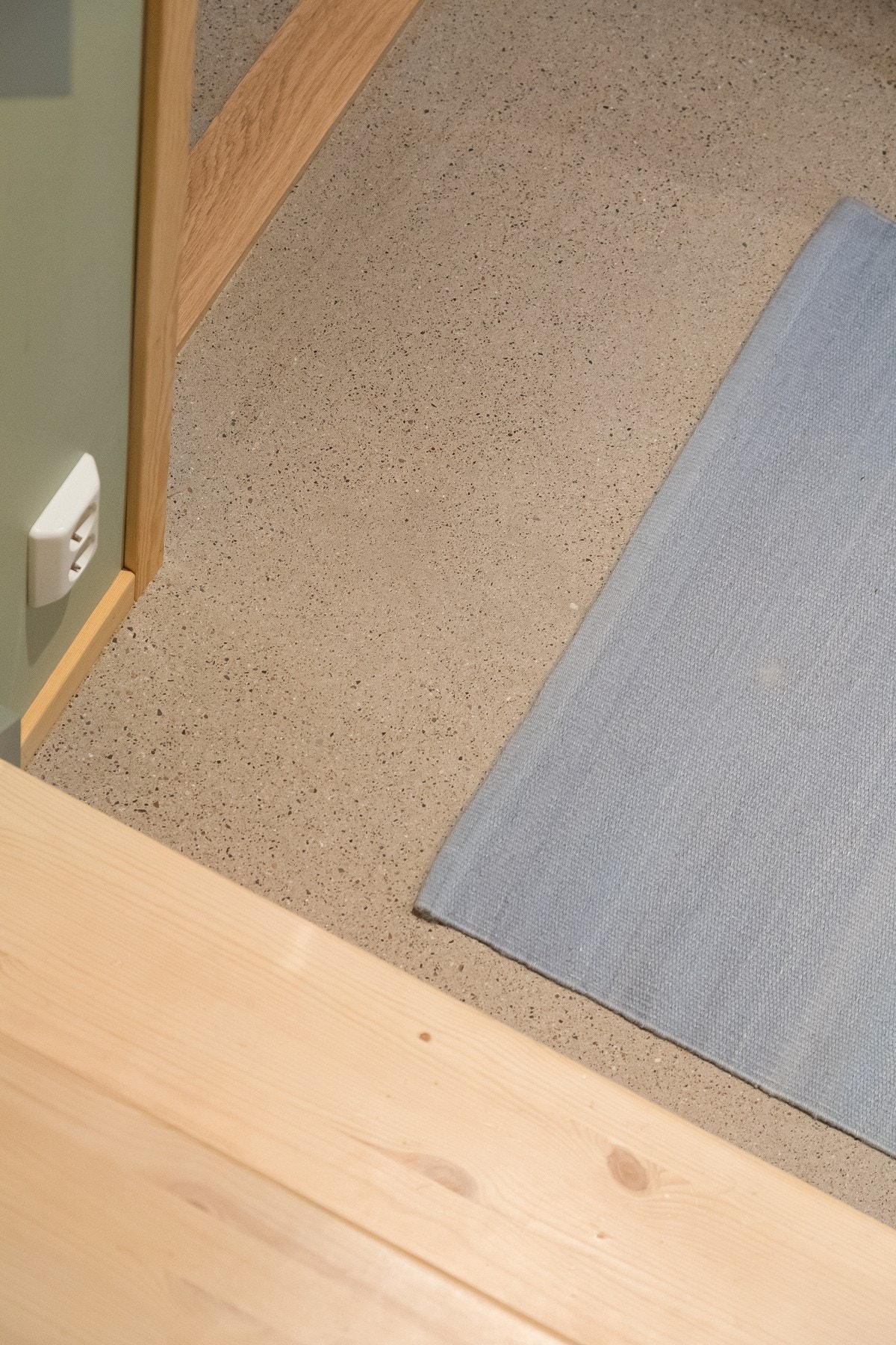 Kjelleren har bevarte detaljer med slipt betonggulv som gir et rustikt preg. Det er gulvvarme i hele kjelleretasjen (med unntak av bod). Galleribilde
