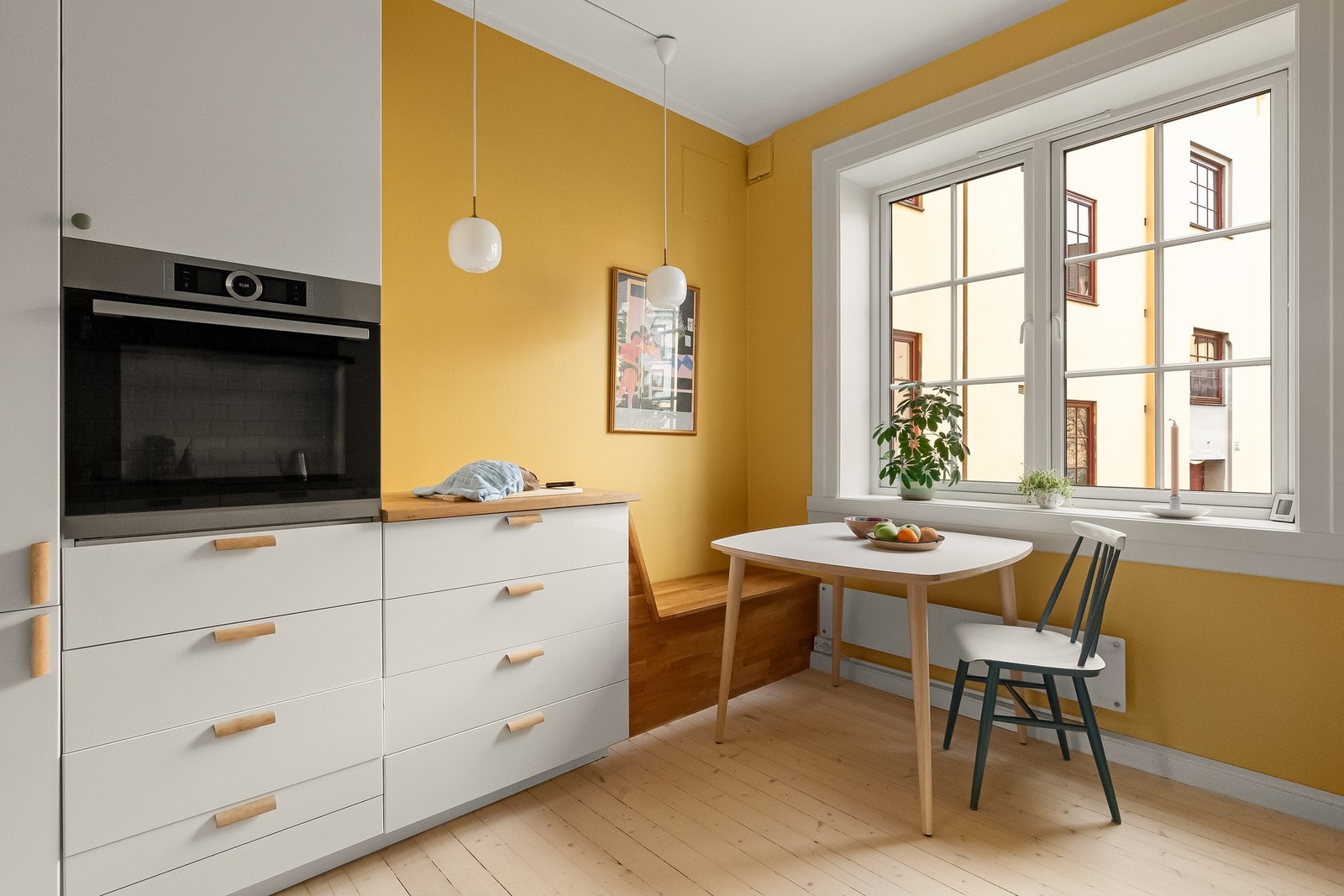 Det er rikelig med skap- og benkeplass for oppbevaring og matlaging. Galleribilde