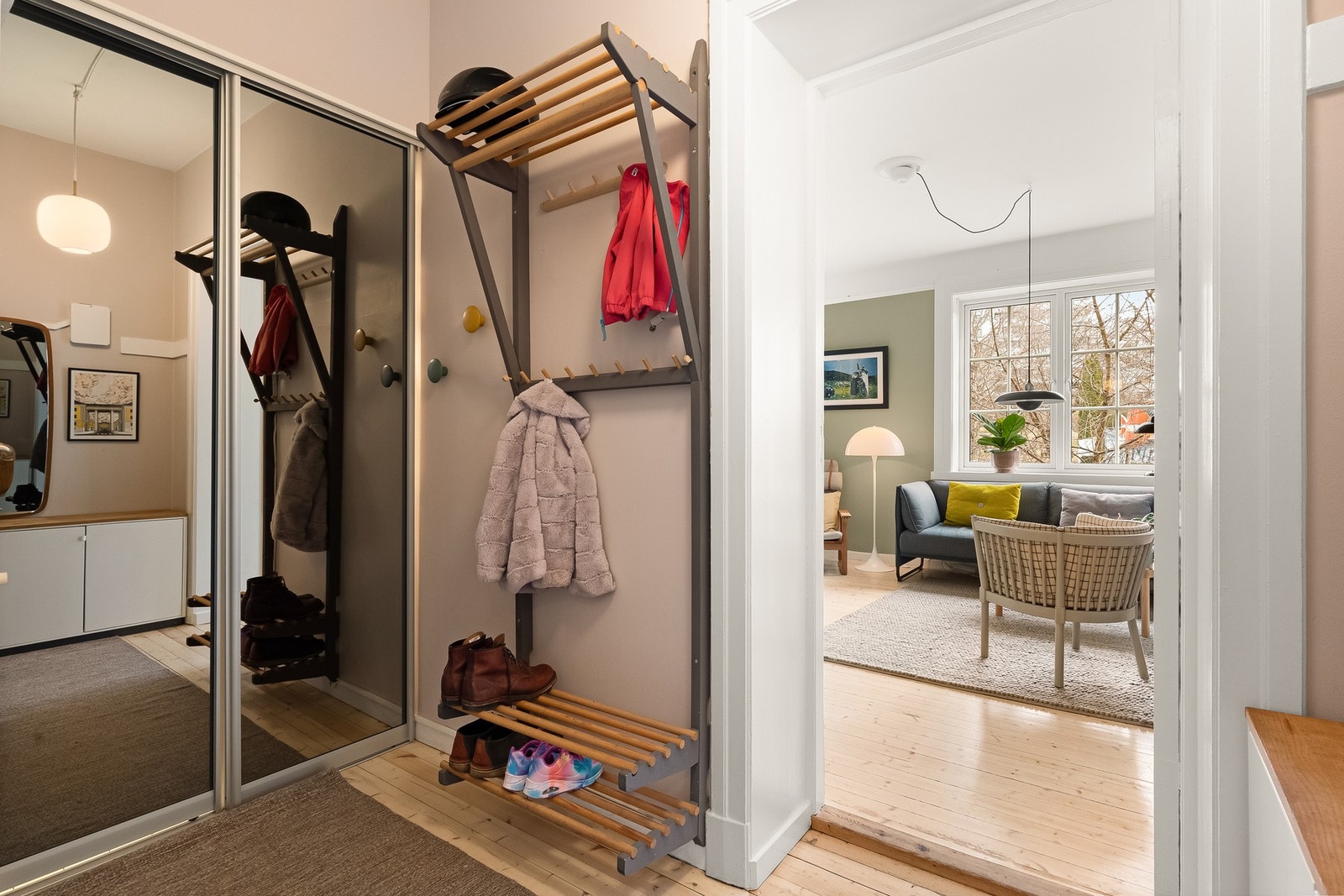 Entreen er innredet med en skyvedørsgarderobe. Galleribilde