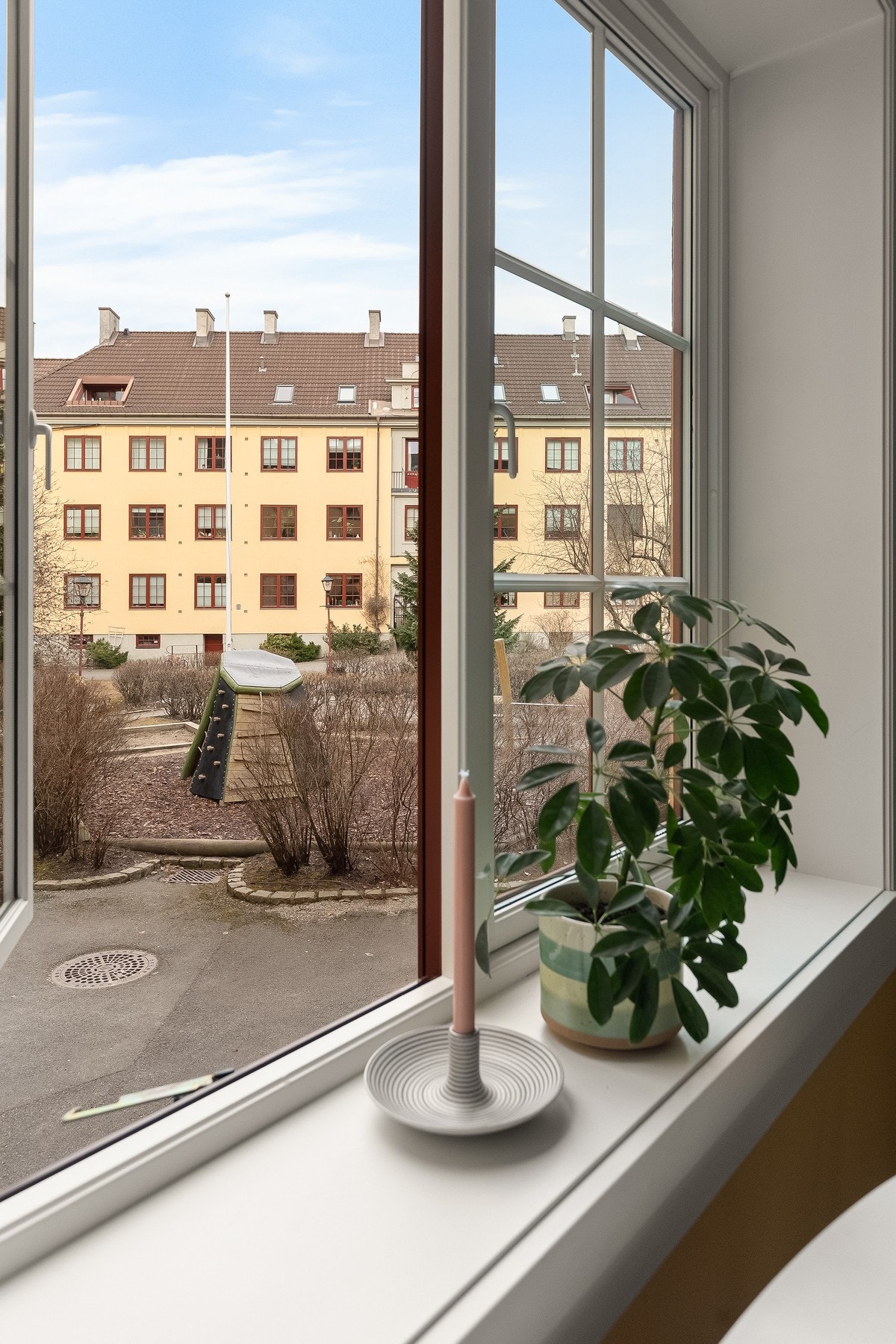 Hyggelig og meget praktisk utsyn mot det idylliske gårdsrommet hvor man enkelt kan rope inn til ulike måltider. Galleribilde