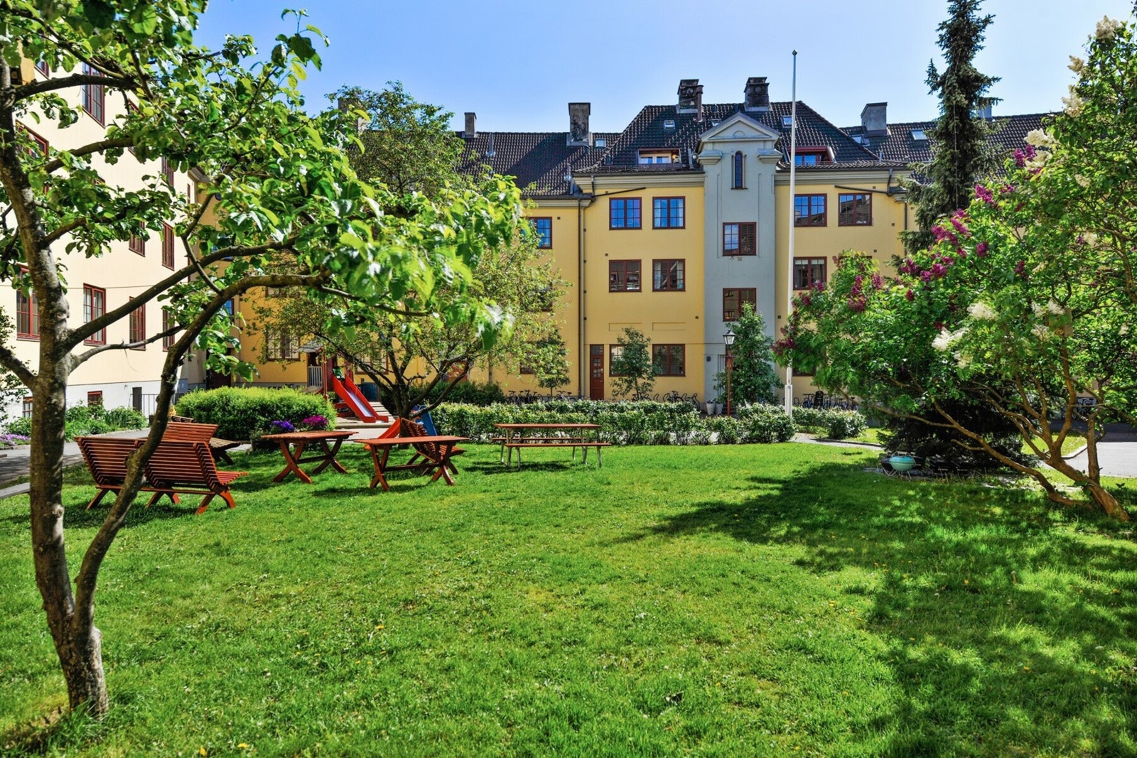 Gården er kjent for sitt store og grønne gårdsrom, som er til glede for alle beboere. Galleribilde
