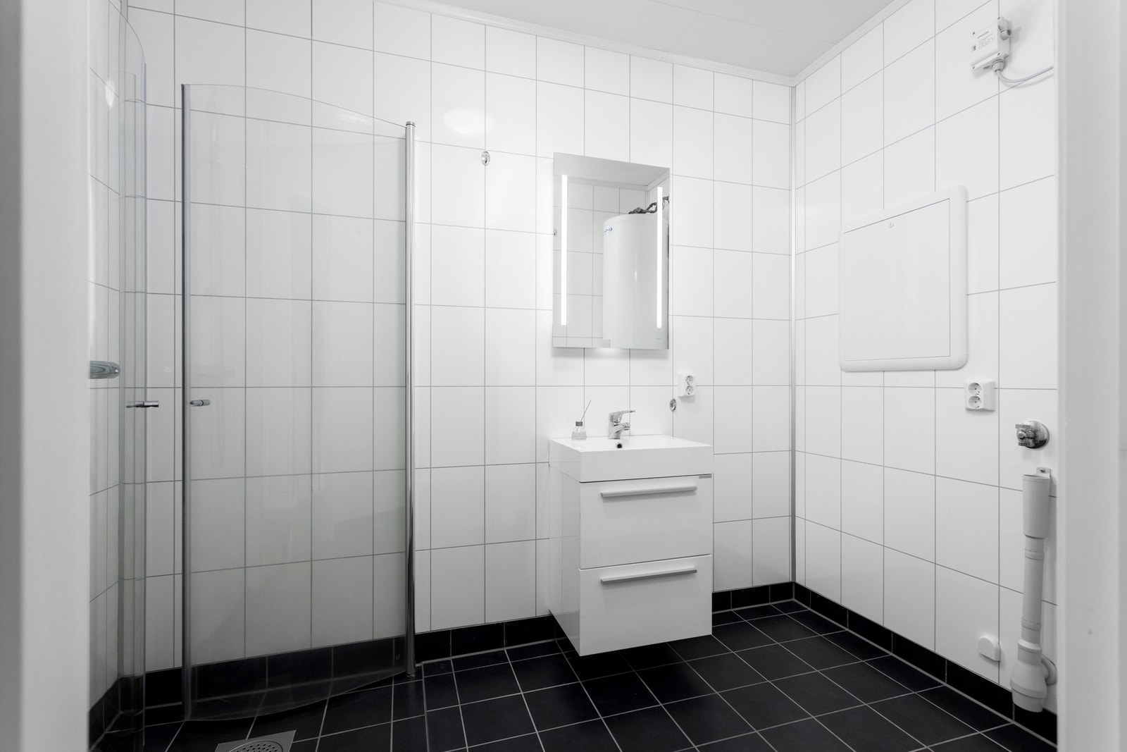 Utleie. Bad/vaskerom - 4 kvm. Utstyrt med servantskap, dusj, toalett og opplegg for vaskemaskin. Galleribilde