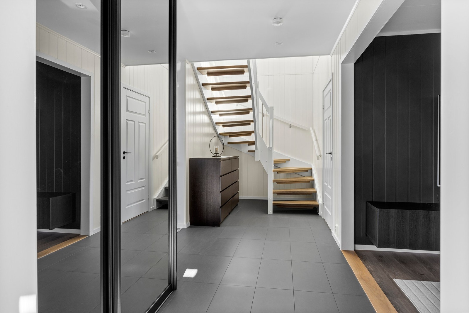 Entré - ca 11,5 kvm. Praktisk skyvedørsgarderobe. Galleribilde