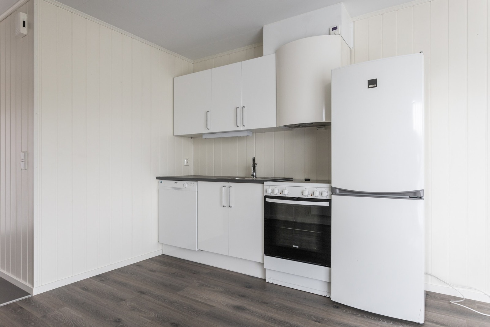 Utleie. Kjøkkeninnredning med avsatt plass for kjøleskap og komfyr, samt opplegg for vaskemaskin Galleribilde