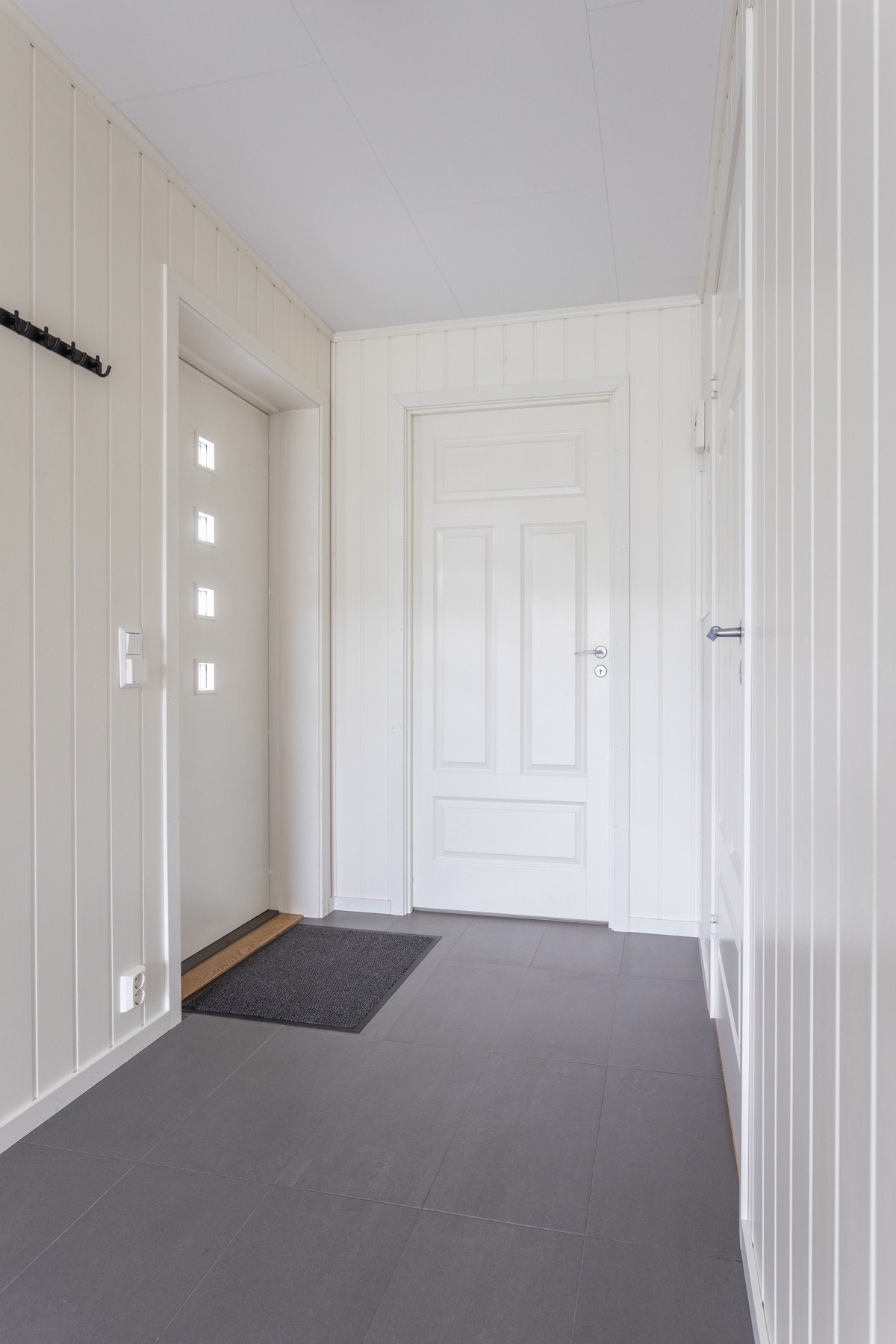 Utleie. Flislagt entré med varme i gulv. Galleribilde