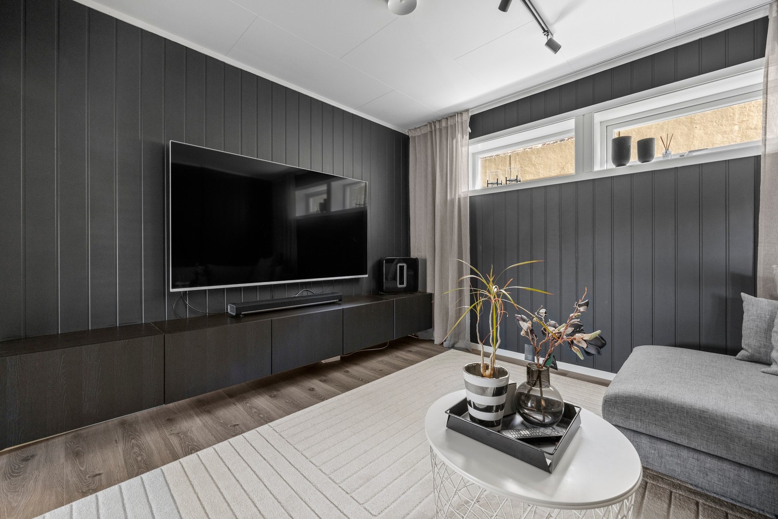 God plass til både sofagruppe og mediemøblement. Galleribilde