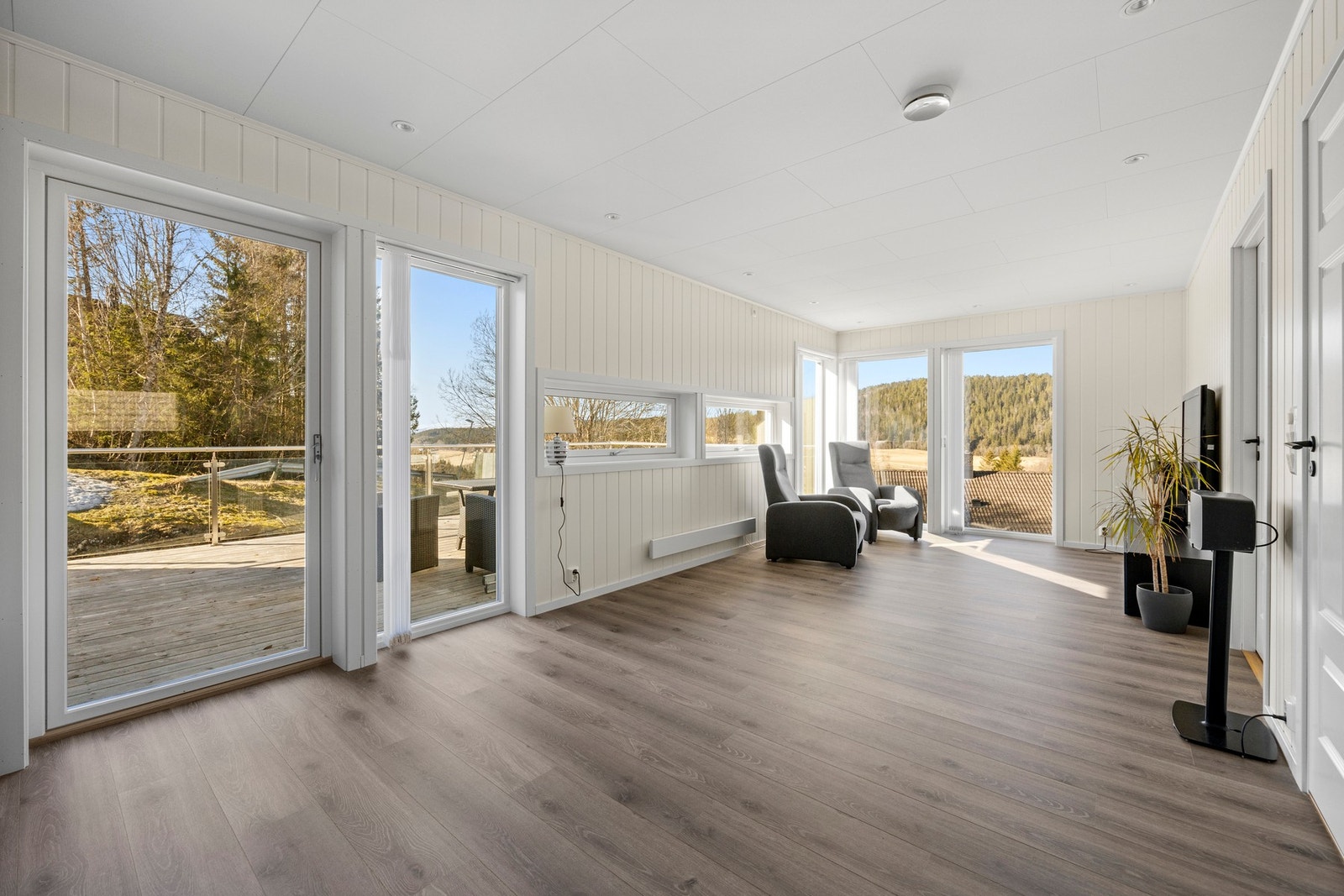 Stue i 2. etg - 31,5 kvm. Rause vindusflater og downlights gir gode lysforhold Galleribilde