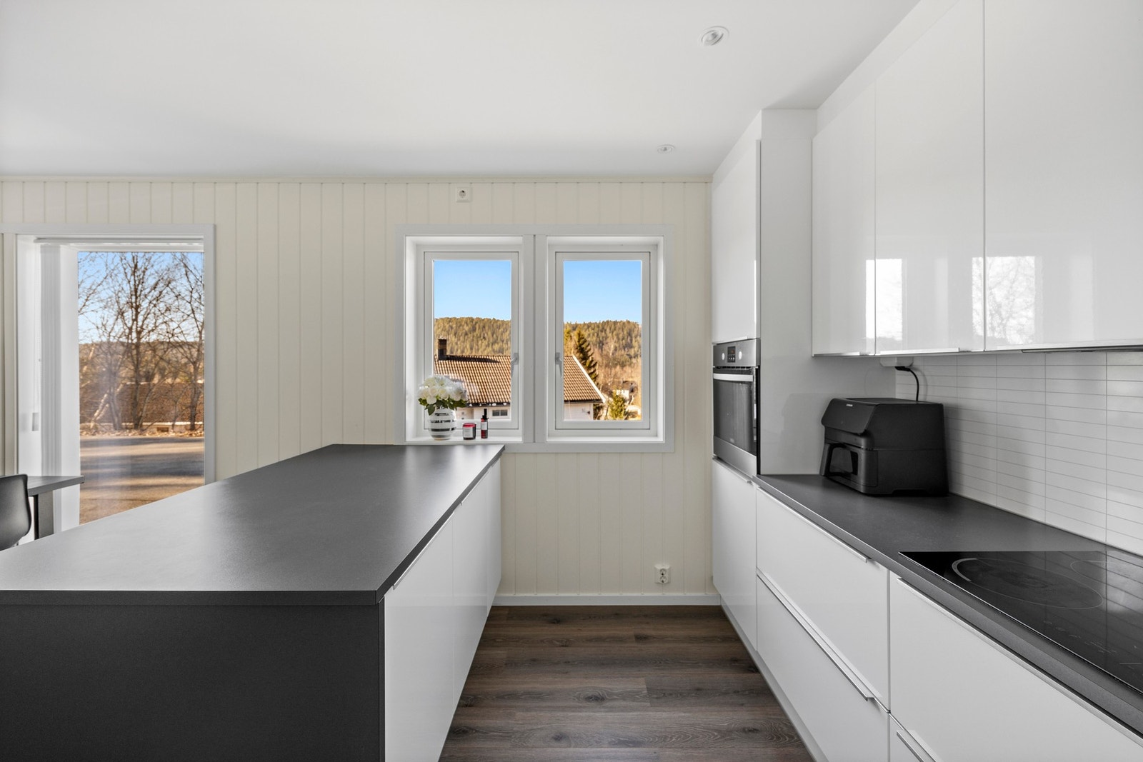 Lekker kjøkkeninnredning med integrerte hvitevarer Galleribilde