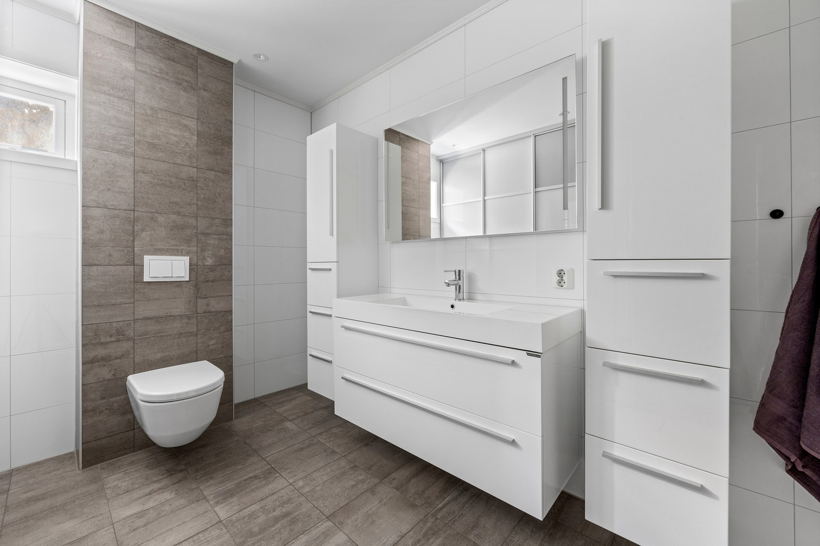 Utstyrt med servantskap, høgskap, vegghengt toalett, dusj og opplegg for vaskemaskin Galleribilde