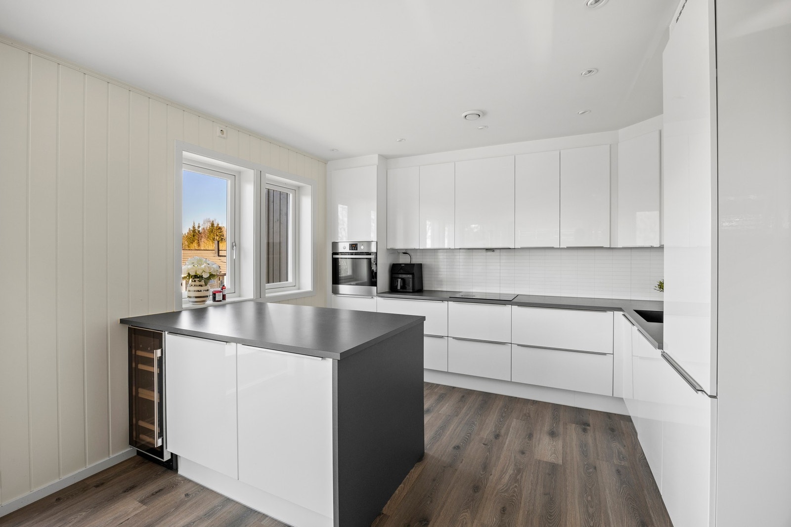 Praktisk kjøkkenøy som deler av rommet på en flott måte. Kjøkkenøyen er ikke fastmontert, og kan dermed flyttes eller fjernes ved behov. Galleribilde