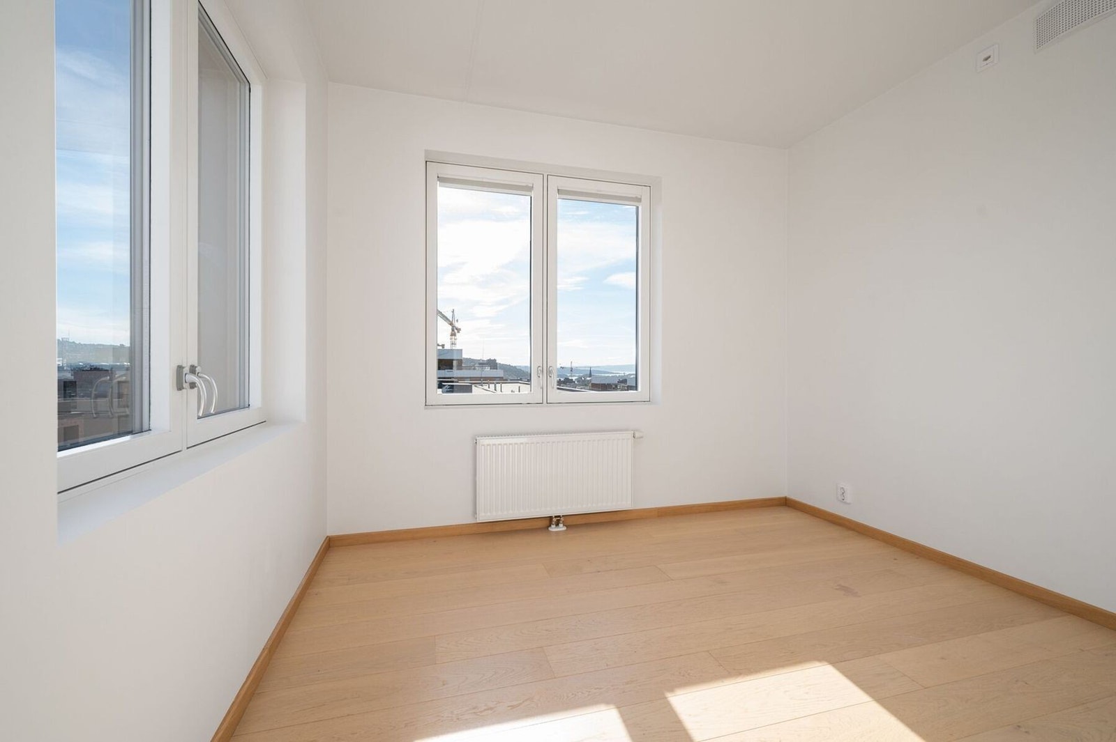 Hybel - Soverommet i hybelen har gode lysforhold og plass til seng, oppbevaring og diverse. Galleribilde