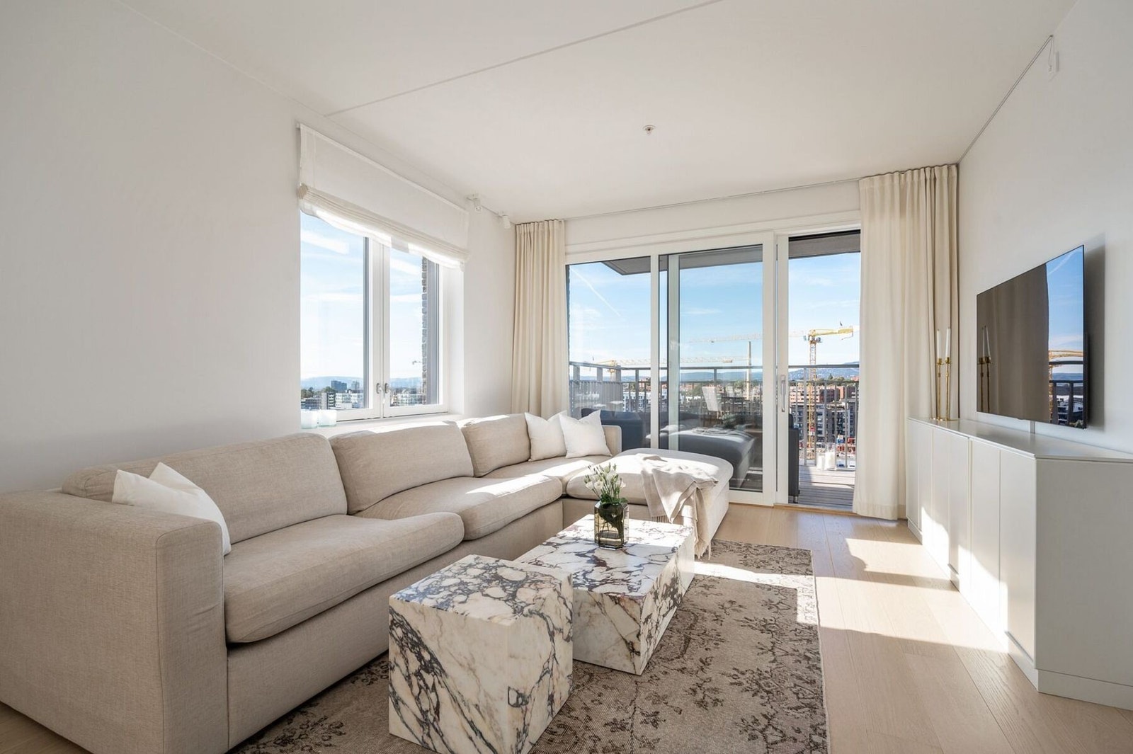 Her får du vinduer på to sider som gir herlig dagslys og skaper en fantastisk atmosfære i stuen. Galleribilde