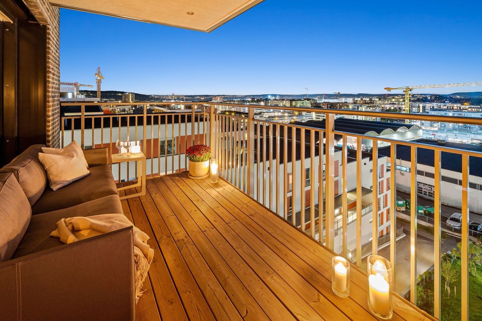 Kveldssolen og utsikten gir balkongen en magisk stemning etter solnedgang. Galleribilde