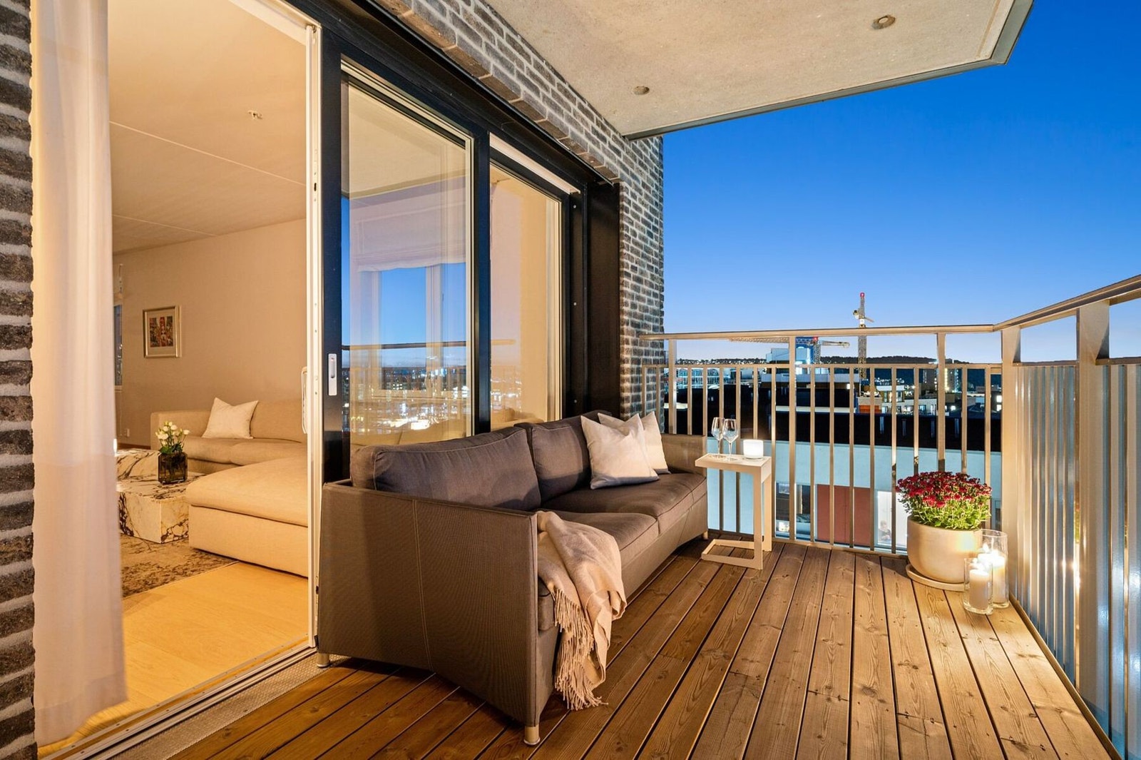 Stuen og balkongen glir sømløst sammen - her kan du nyte lune sommerkvelder både ute og inne. Galleribilde