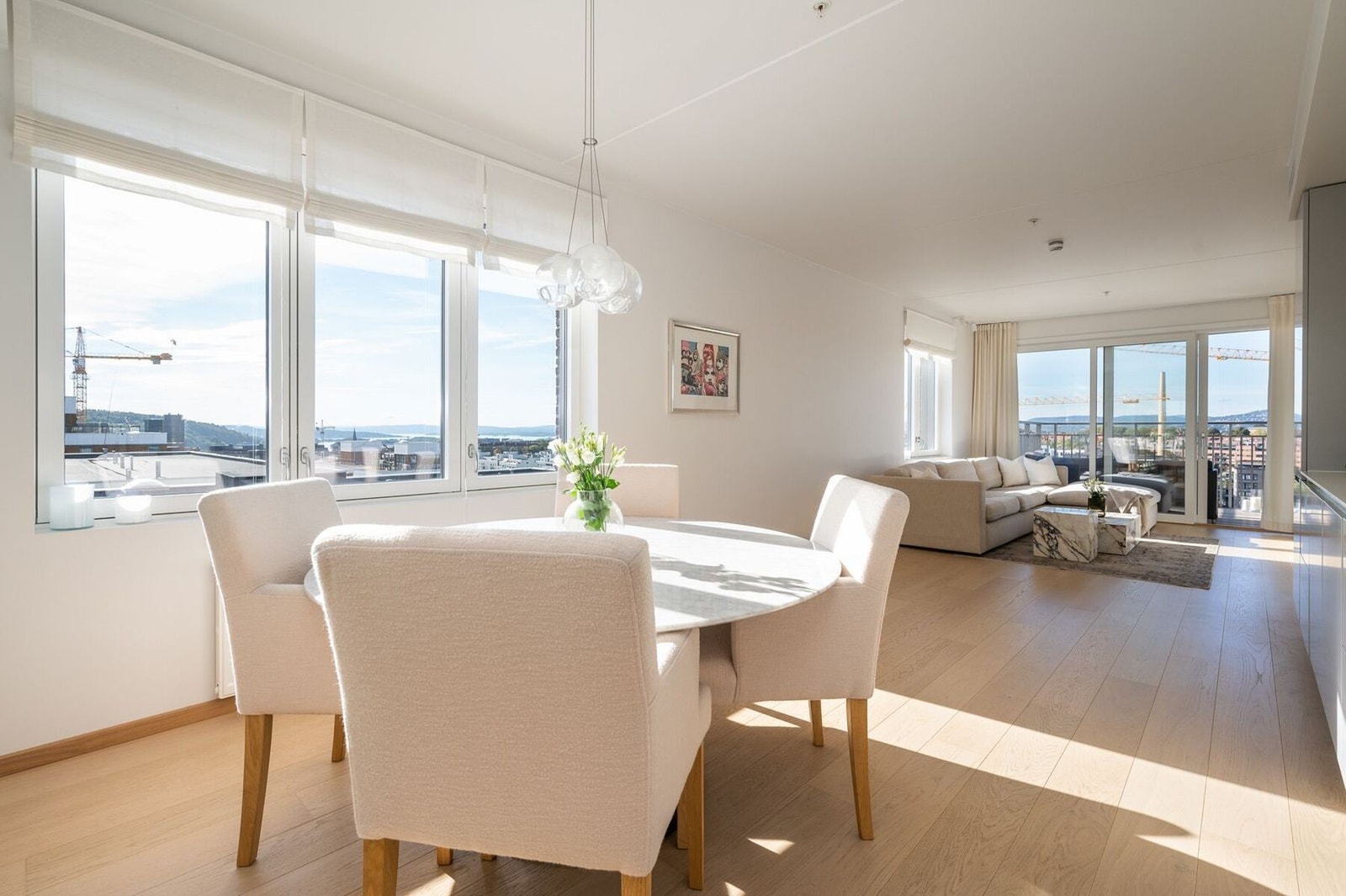 Spiseplassen er perfekt plassert ved vinduene - med både utsikt og stemning. Galleribilde