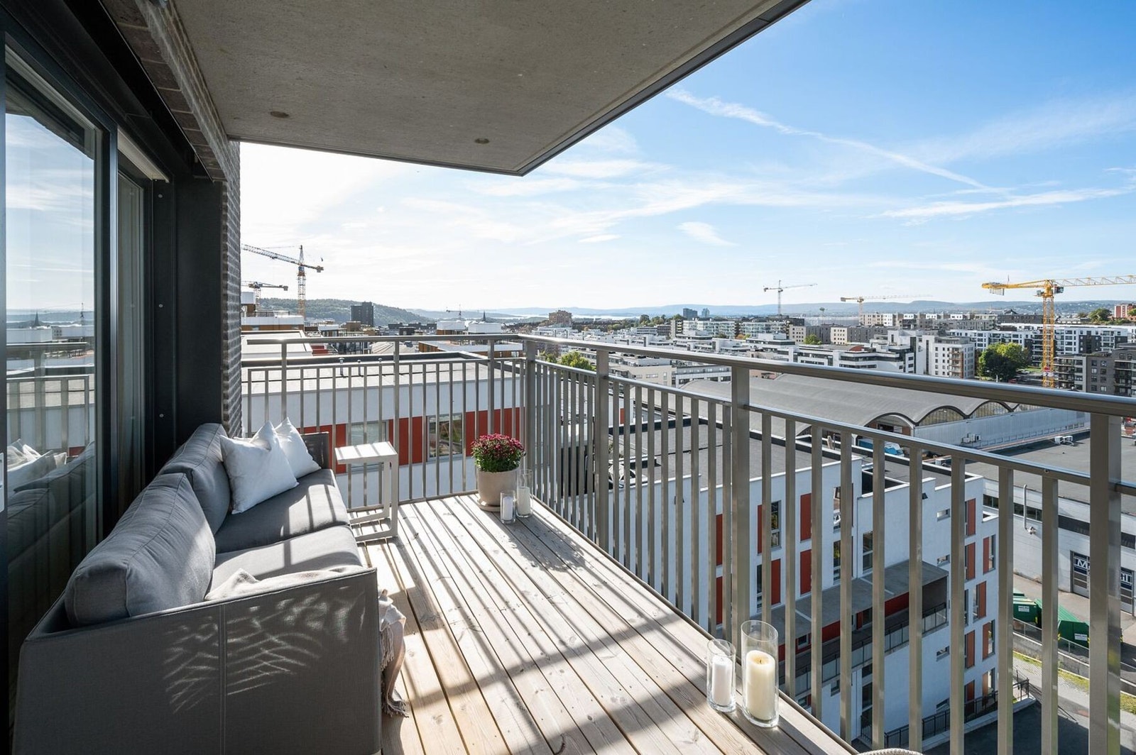 Stuen har utgang til en vestvendt balkong på 10 kvm. Galleribilde